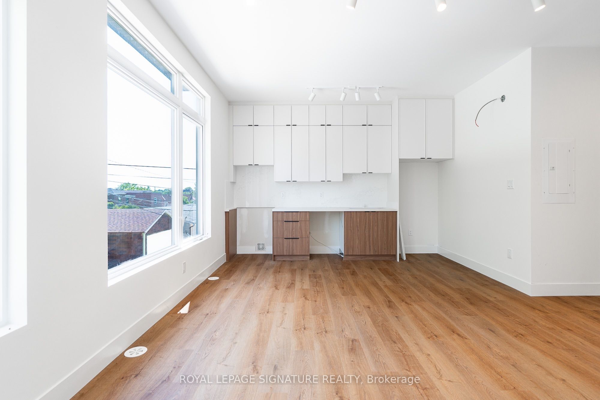 7 Earnscliffe Road 7, Toronto, ON M6E 1J4 photo 2