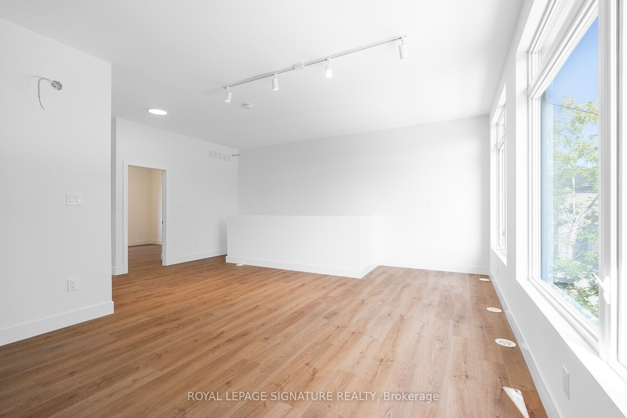 7 Earnscliffe Road 7, Toronto, ON M6E 1J4 photo 3
