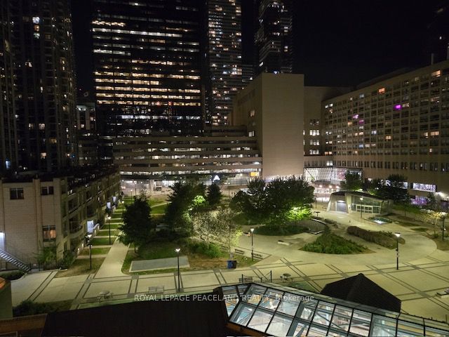 44 Gerrard Street W 704, Toronto, ON M5G 2K2 photo 3