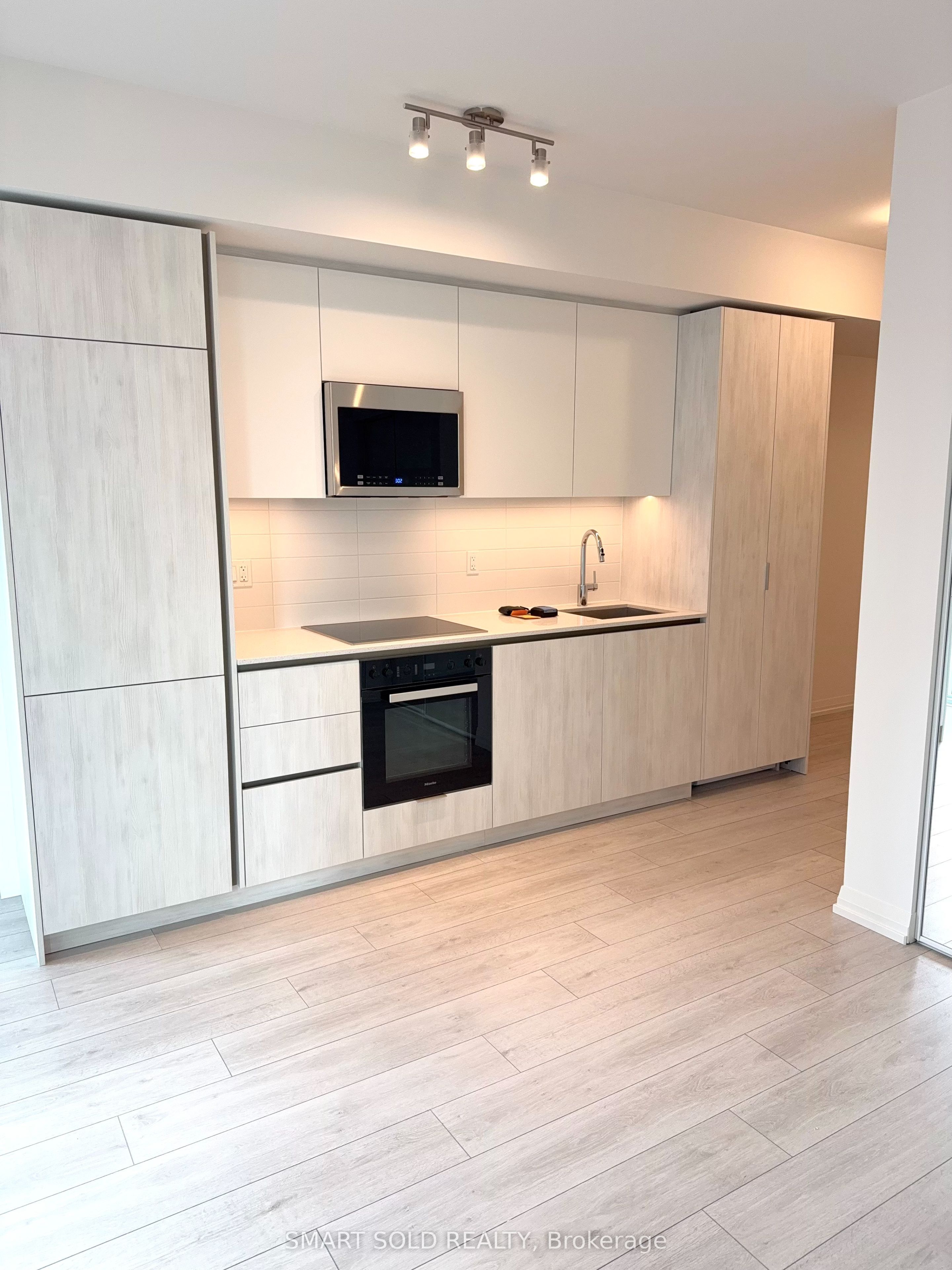 400 King Street W 1901, Toronto, ON M5V 0X8 photo 2