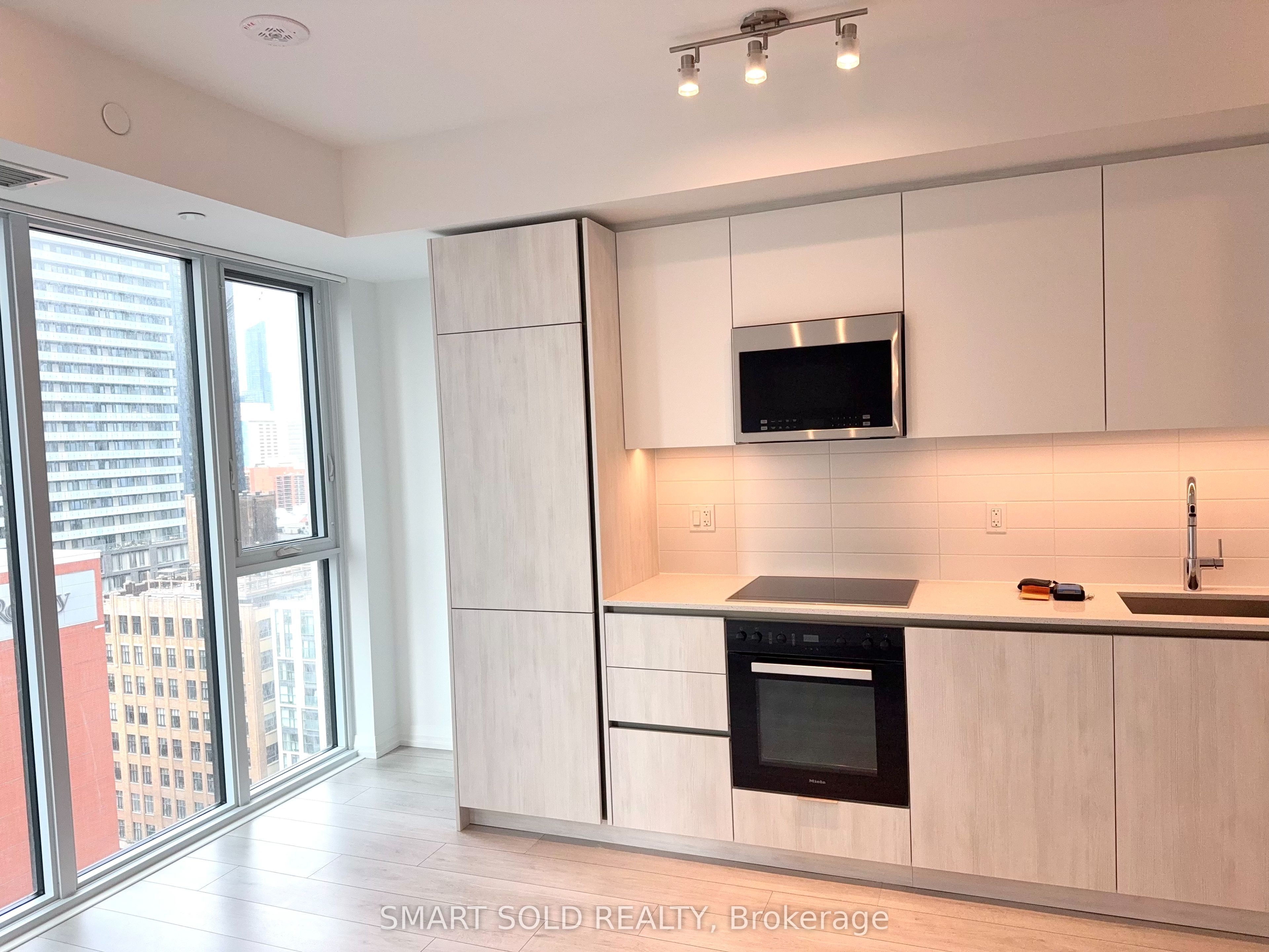 400 King Street W 1901, Toronto, ON M5V 0X8 photo 3