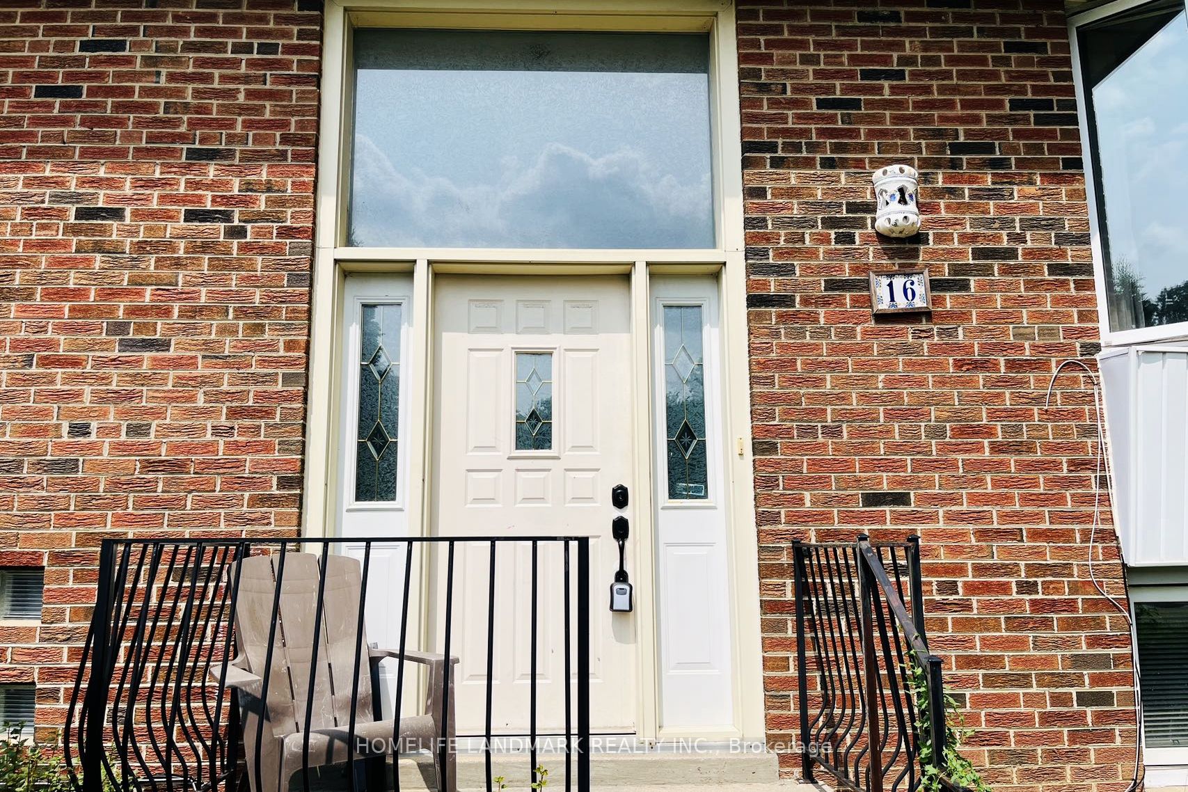 16 Lochinvar Crescent Main, Toronto, ON M3A 3K1 photo 3