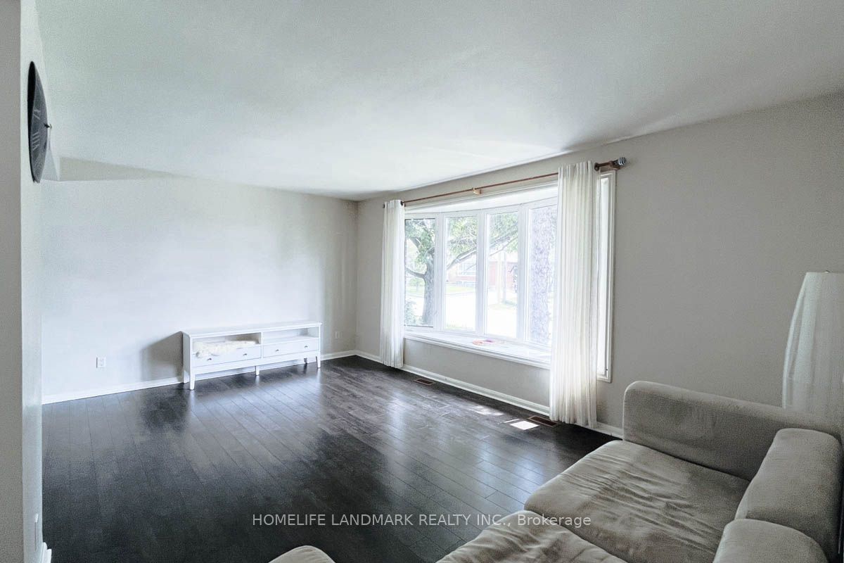 16 Lochinvar Crescent Main, Toronto, ON M3A 3K1 photo 4