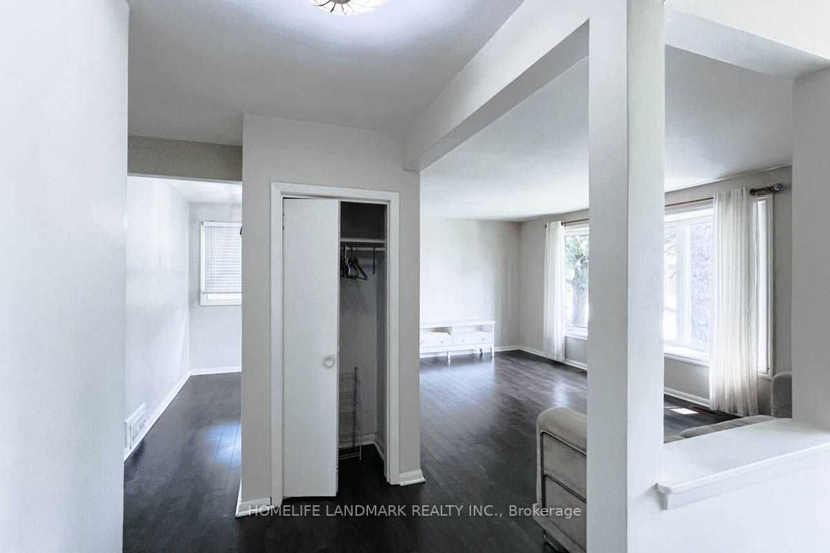 16 Lochinvar Crescent Main, Toronto, ON M3A 3K1 photo 5