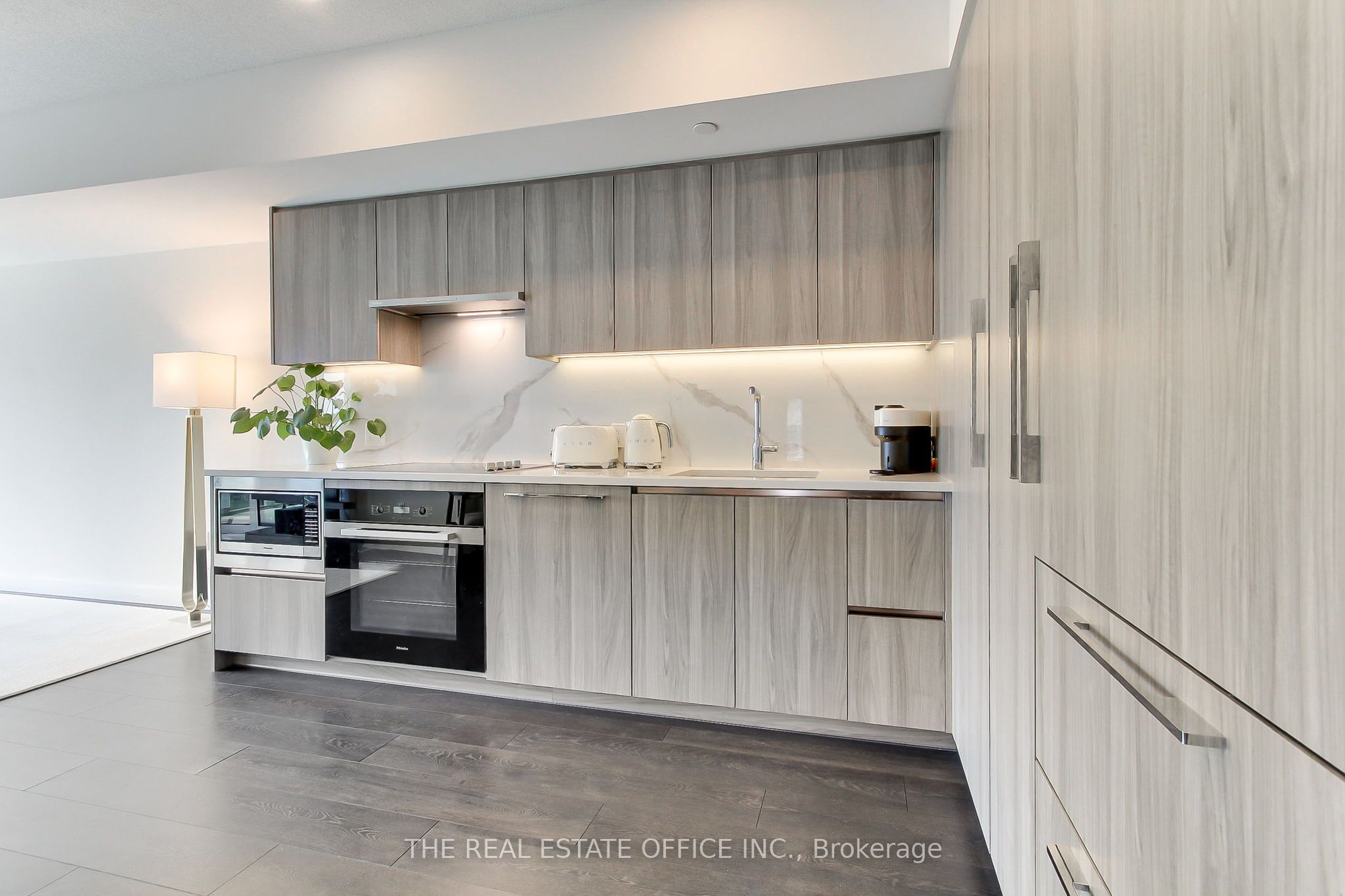 1 Concord Cityplace Way 611, Toronto, ON M5V 0X3 photo 3
