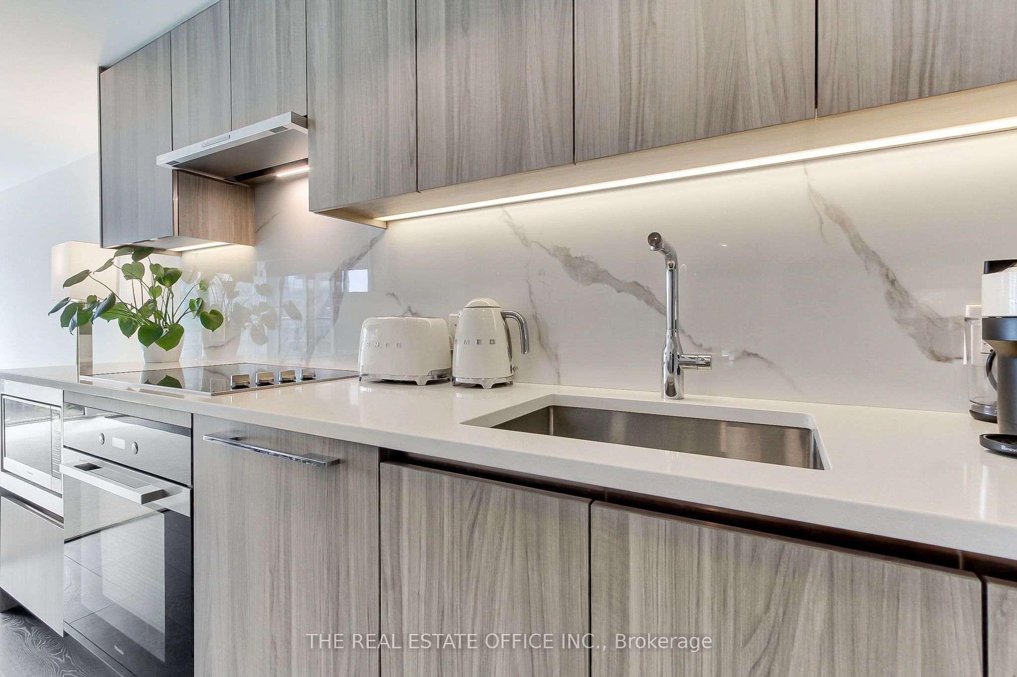 1 Concord Cityplace Way 611, Toronto, ON M5V 0X3 photo 4