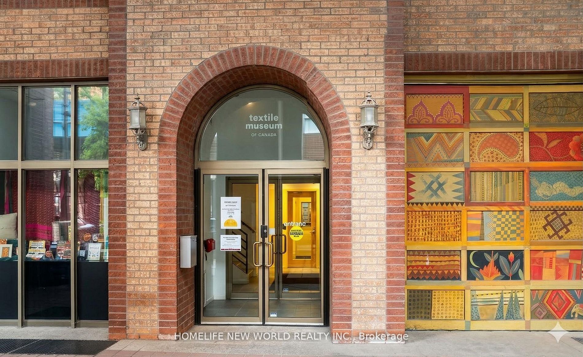 55 Centre Avenue 2402, Toronto, ON M5G 2H5