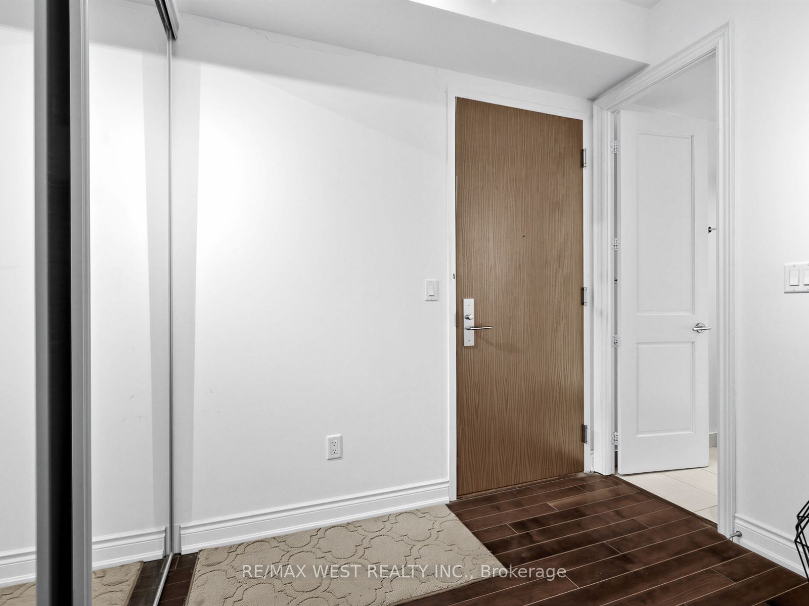 388 Yonge Street 7102, Toronto, ON M5B 0A4 photo 2