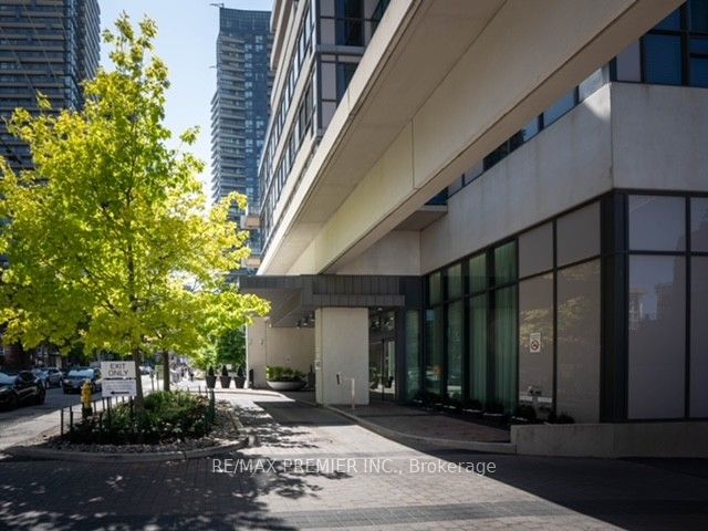 70 Roehampton Avenue 2315, Toronto, ON M4P 1R2 photo 2