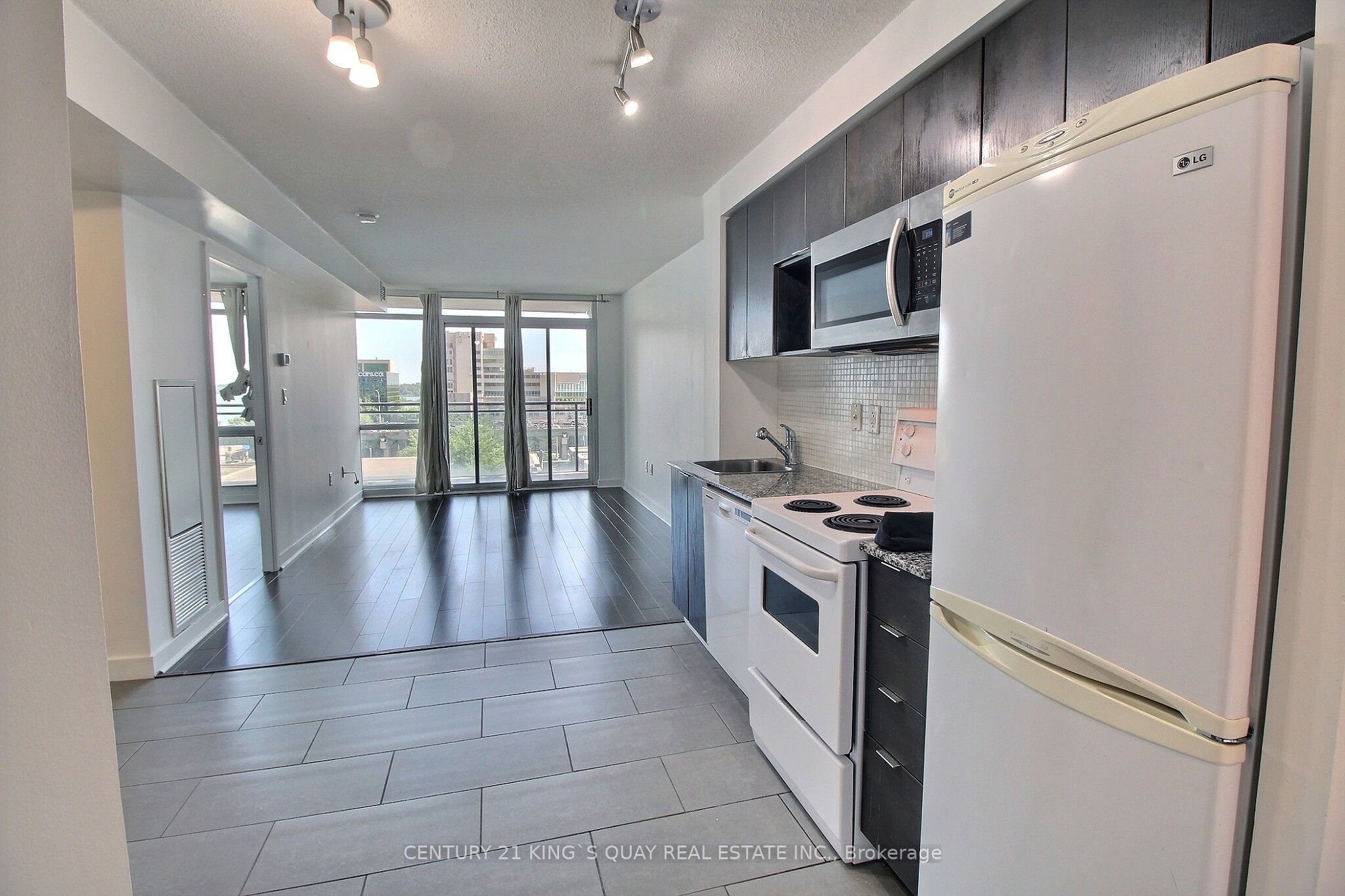 15 Fort York Boulevard 711, Toronto, ON M5V 3Y4