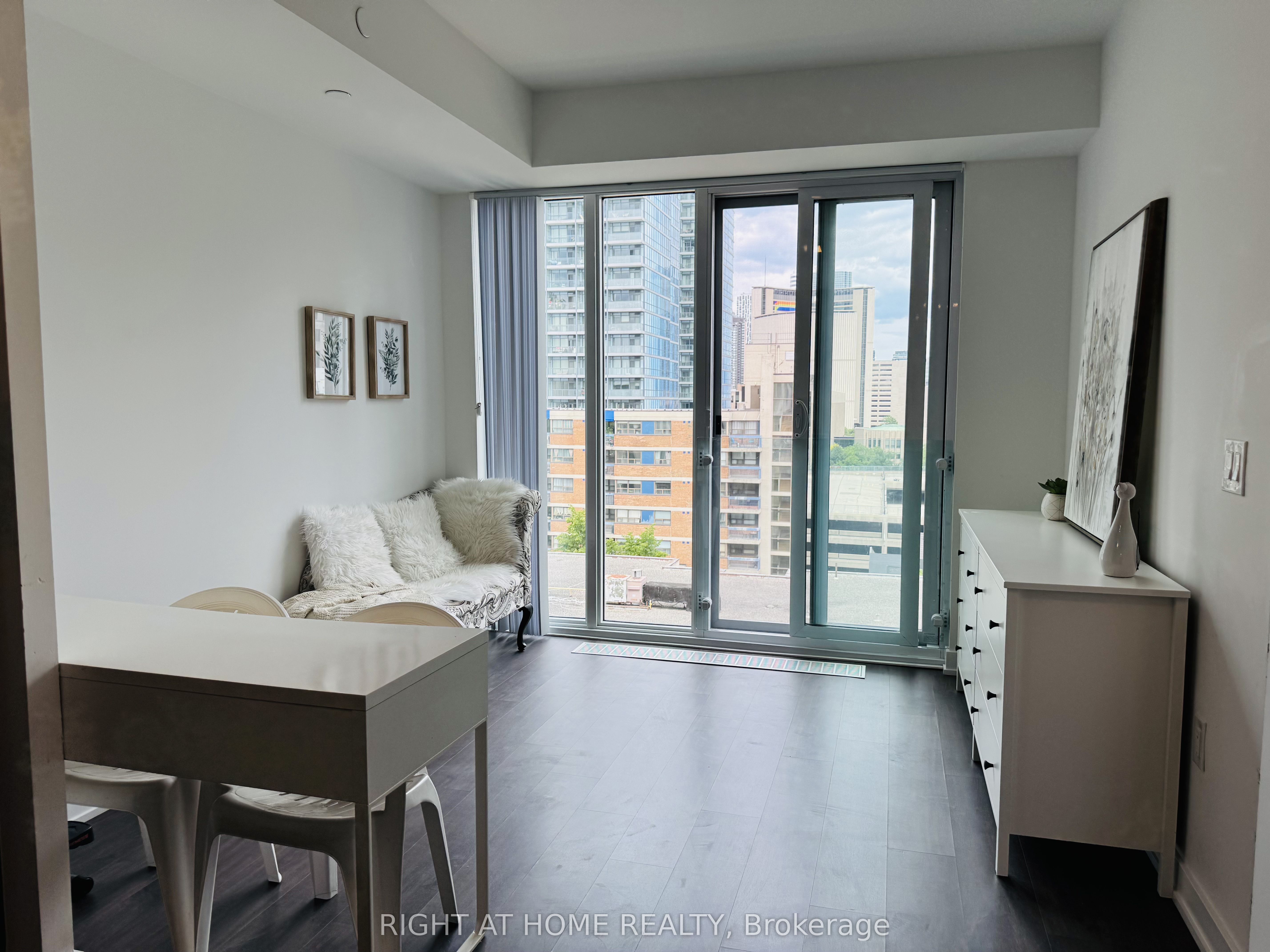 50 McCaul Street 1011, Toronto, ON M5T 0B6 photo 5