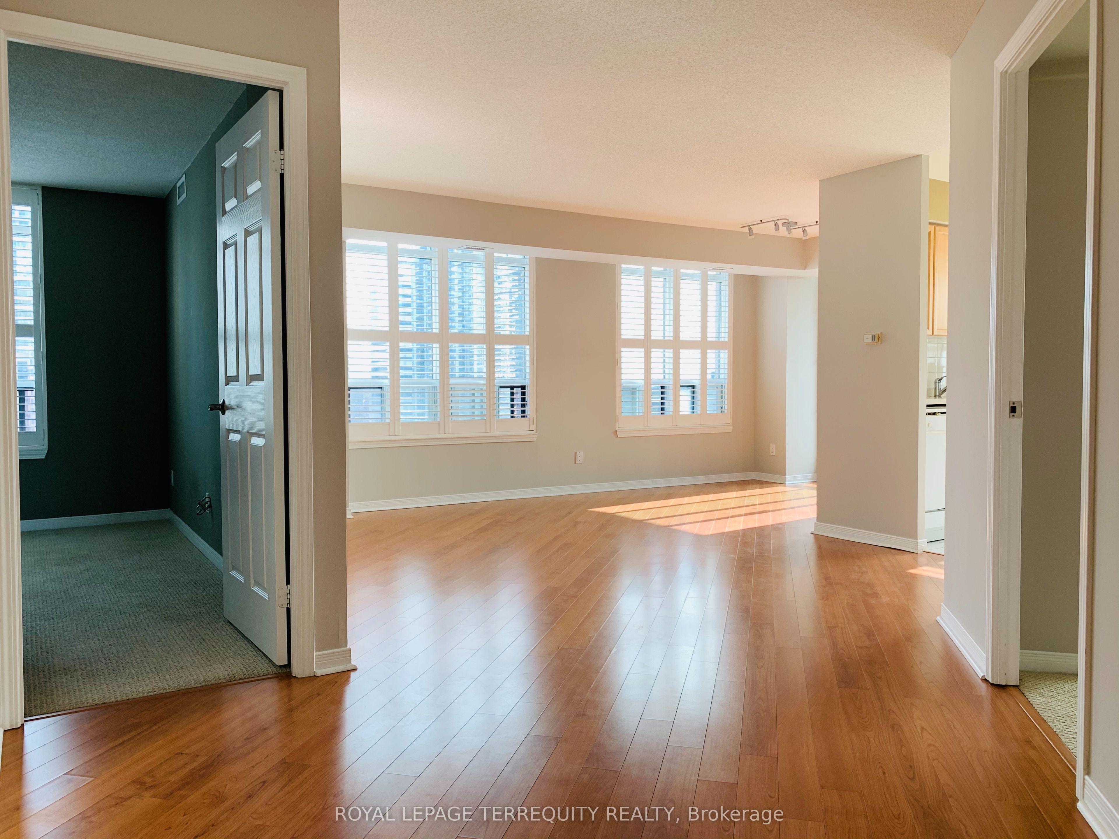 8 Hillcrest Avenue 1117, Toronto, ON M2N 6Y6