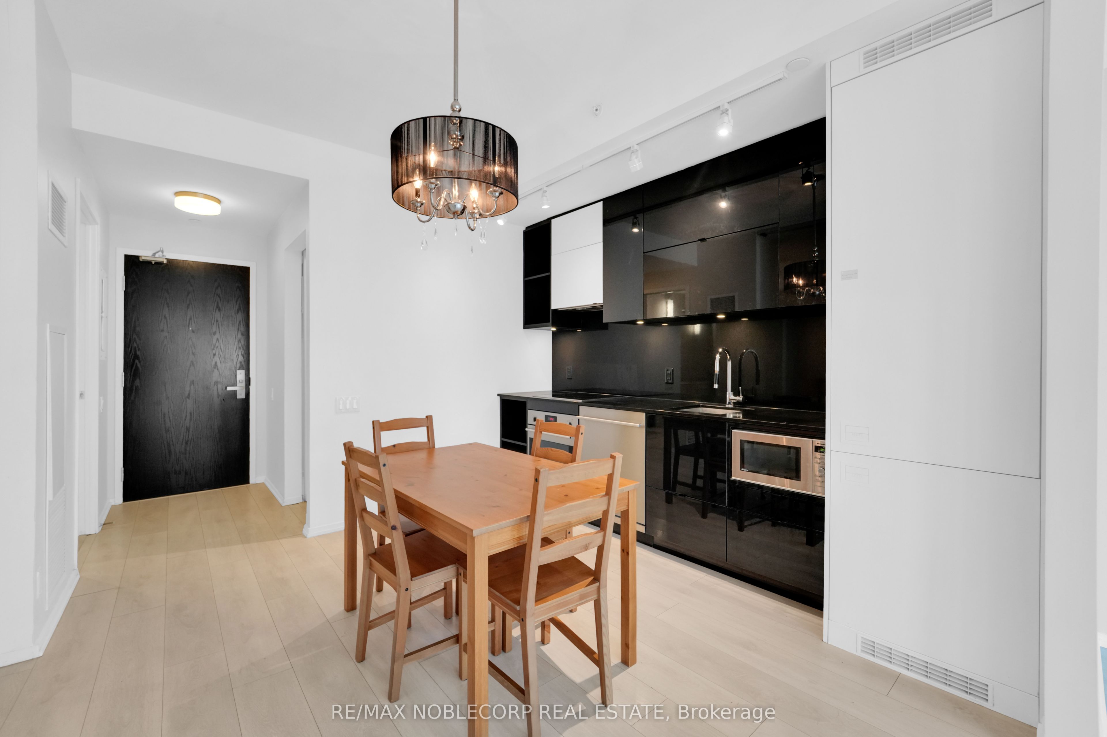 125 Peter Street 2111, Toronto, ON M5V 2G9 photo 2