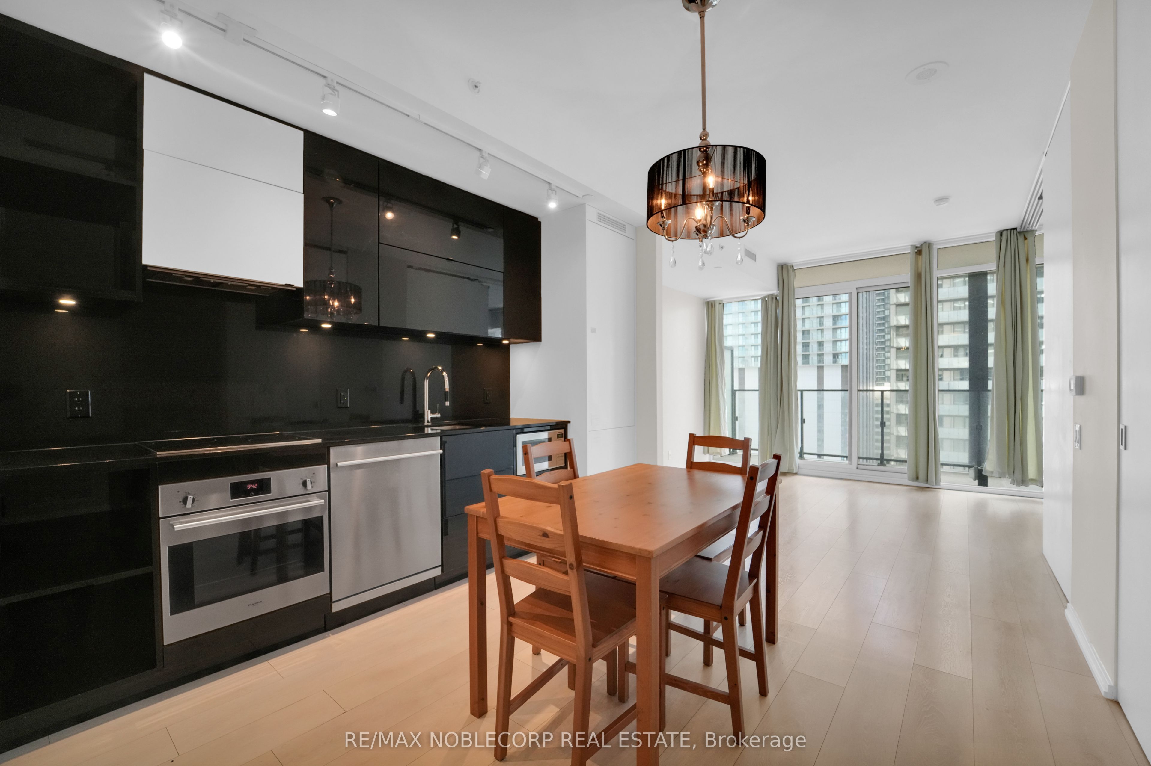 125 Peter Street 2111, Toronto, ON M5V 2G9 photo 3
