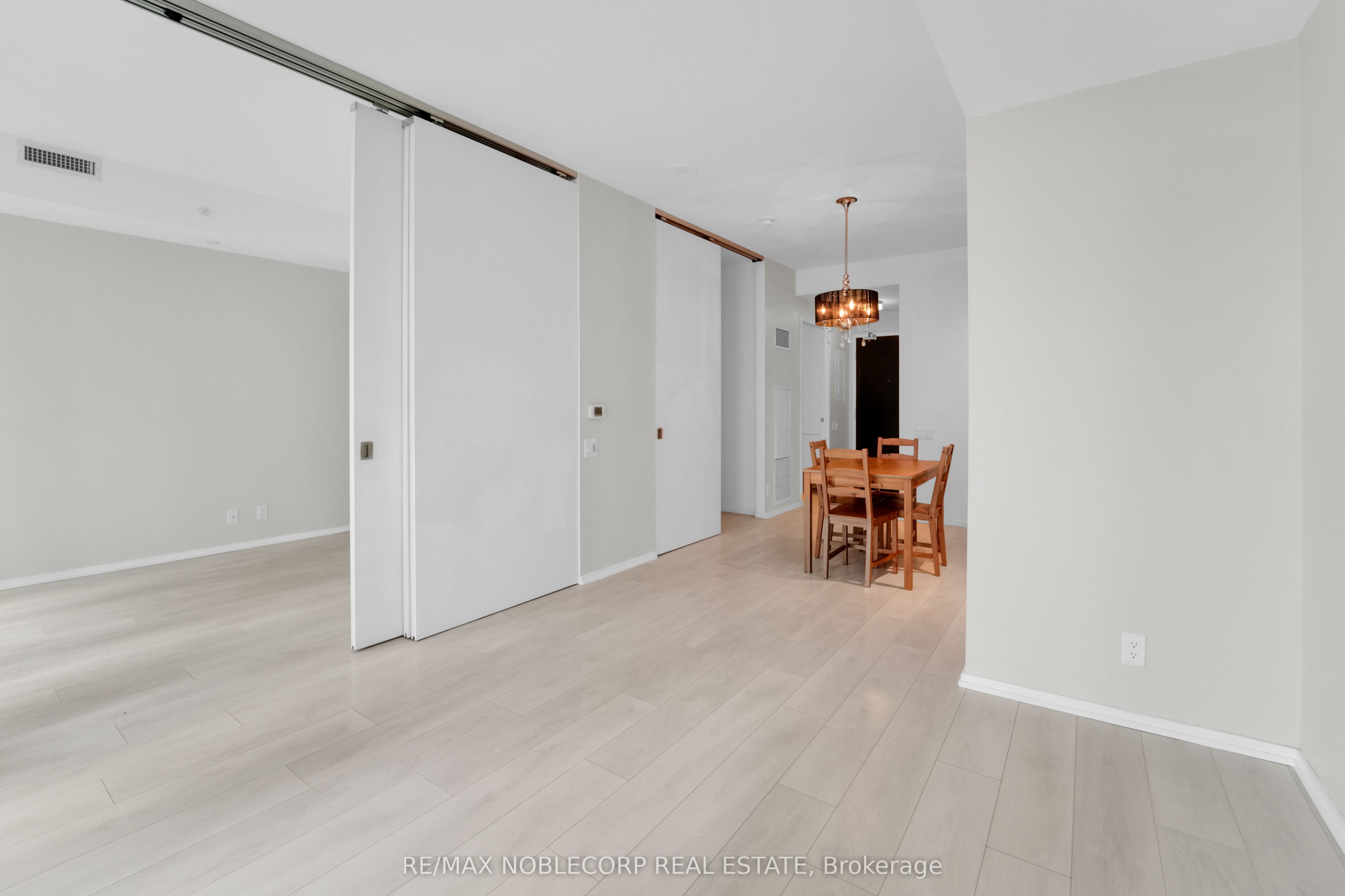 125 Peter Street 2111, Toronto, ON M5V 2G9 photo 4