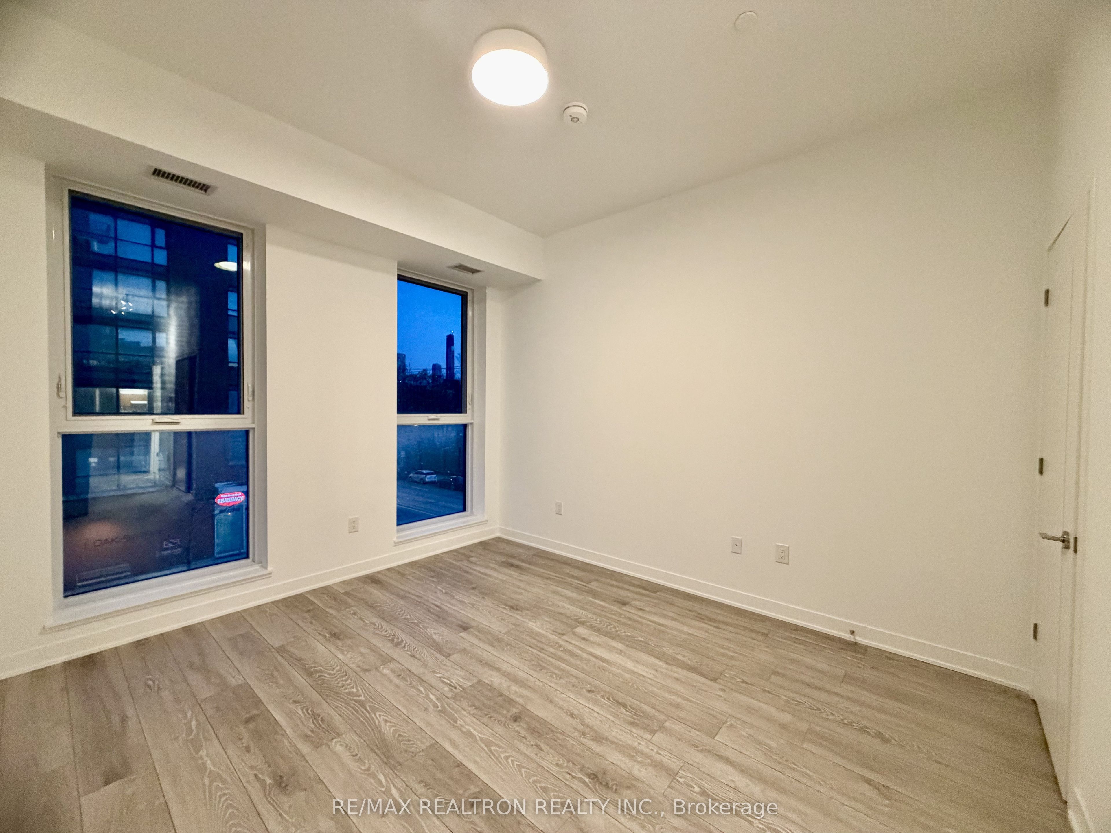 10 Oak Street 216, Toronto, ON M5A 0Z1 photo 3