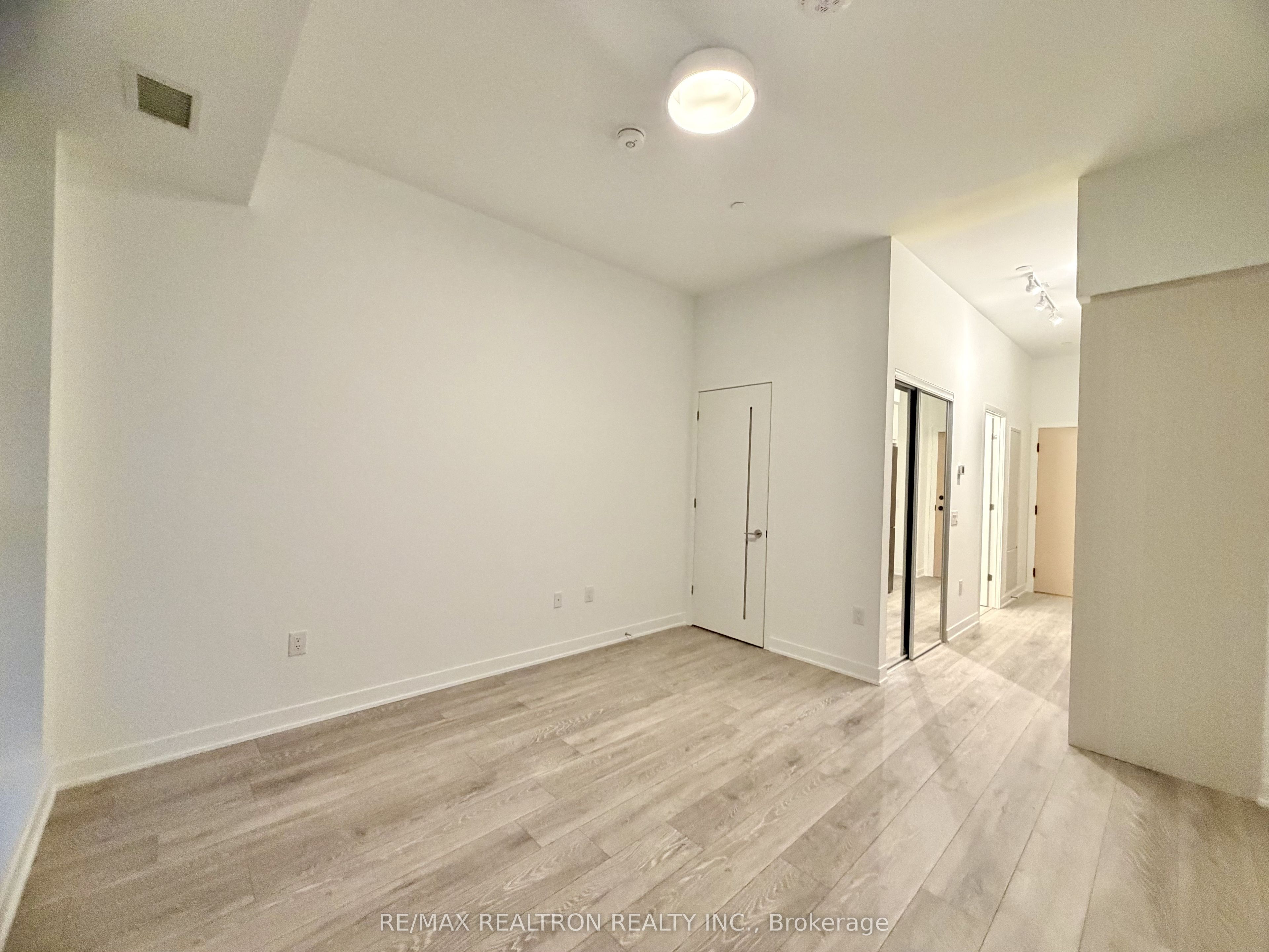 10 Oak Street 216, Toronto, ON M5A 0Z1 photo 4