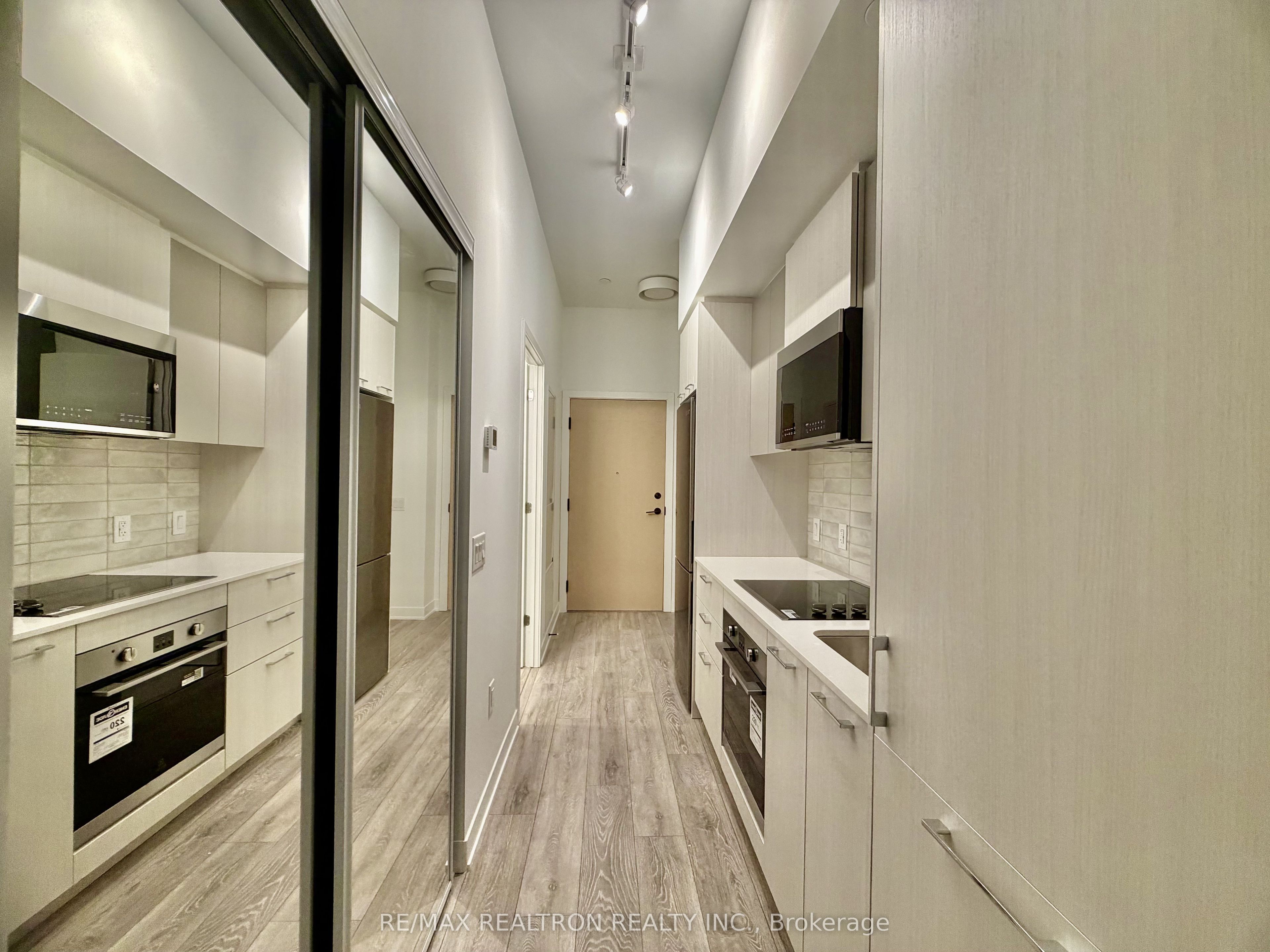 10 Oak Street 216, Toronto, ON M5A 0Z1 photo 5
