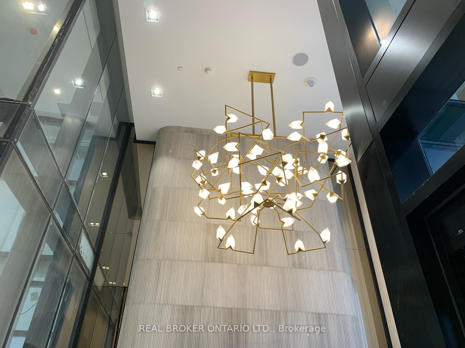 2020 Bathurst Street 615, Toronto, ON M5P 0A6 photo 2