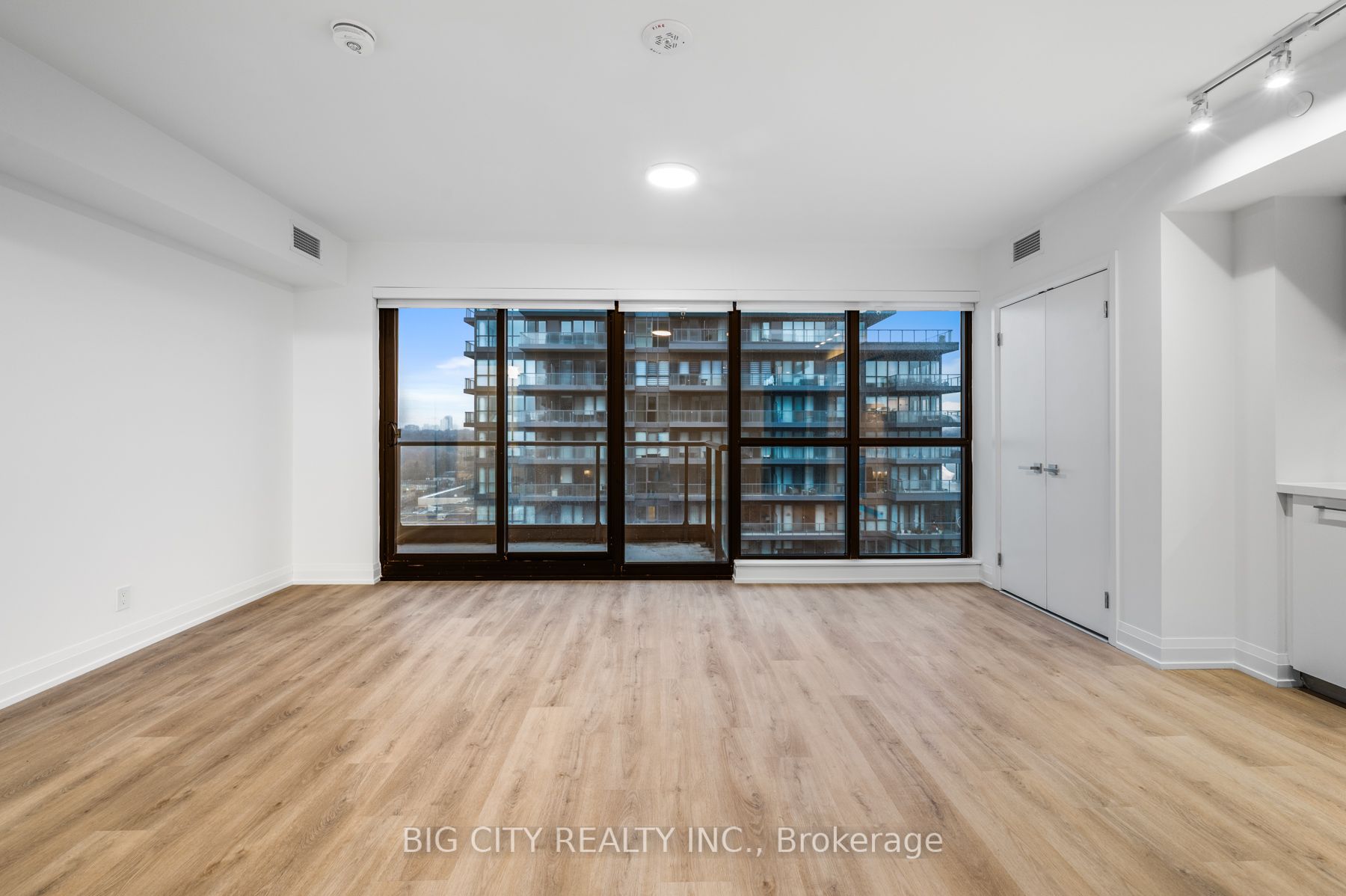 36 Brentcliffe Road 801, Toronto, ON M4G 0E1 photo 2