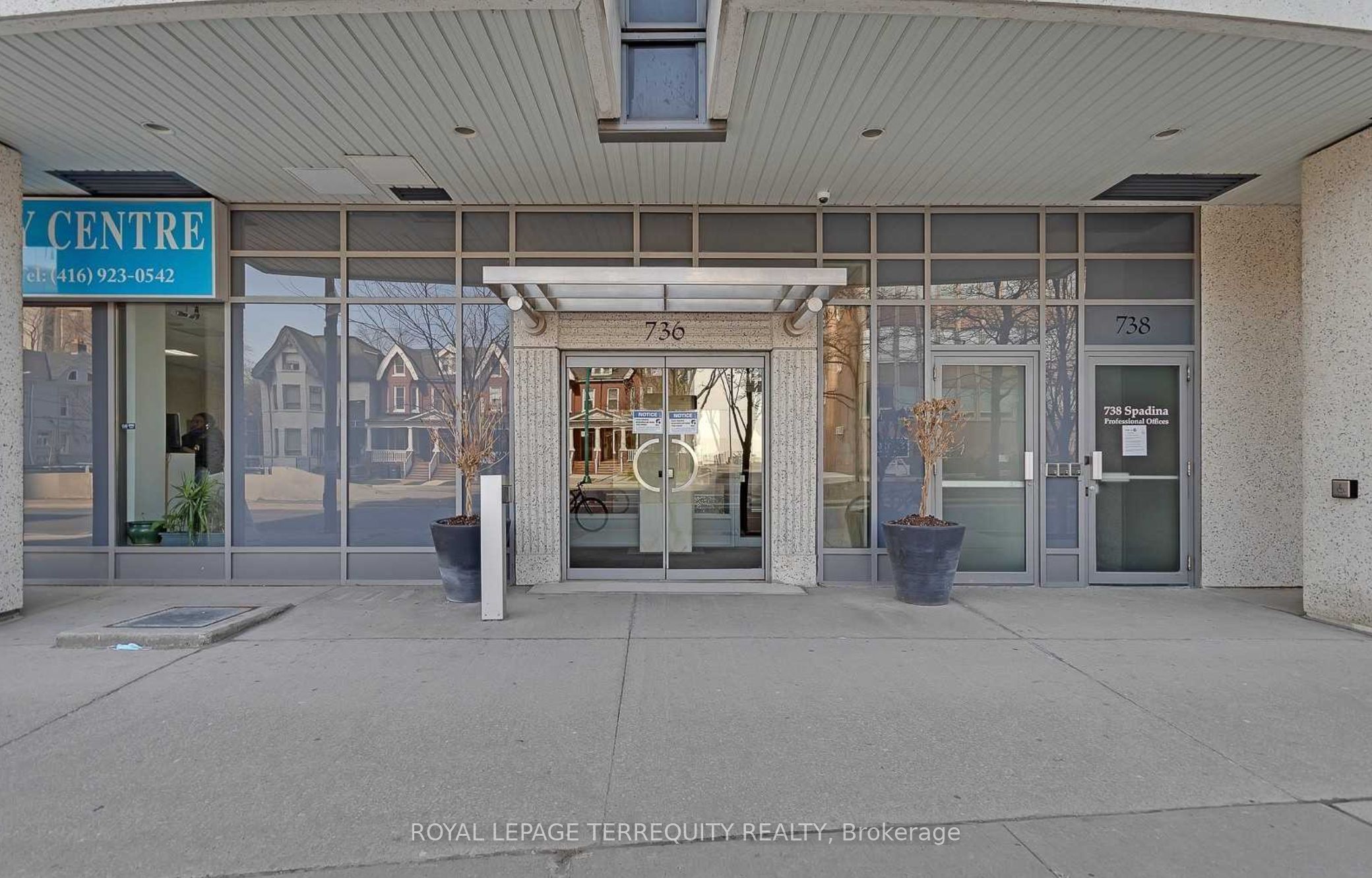736 Spadina Avenue 1011, Toronto, ON M5S 2J6 photo 2