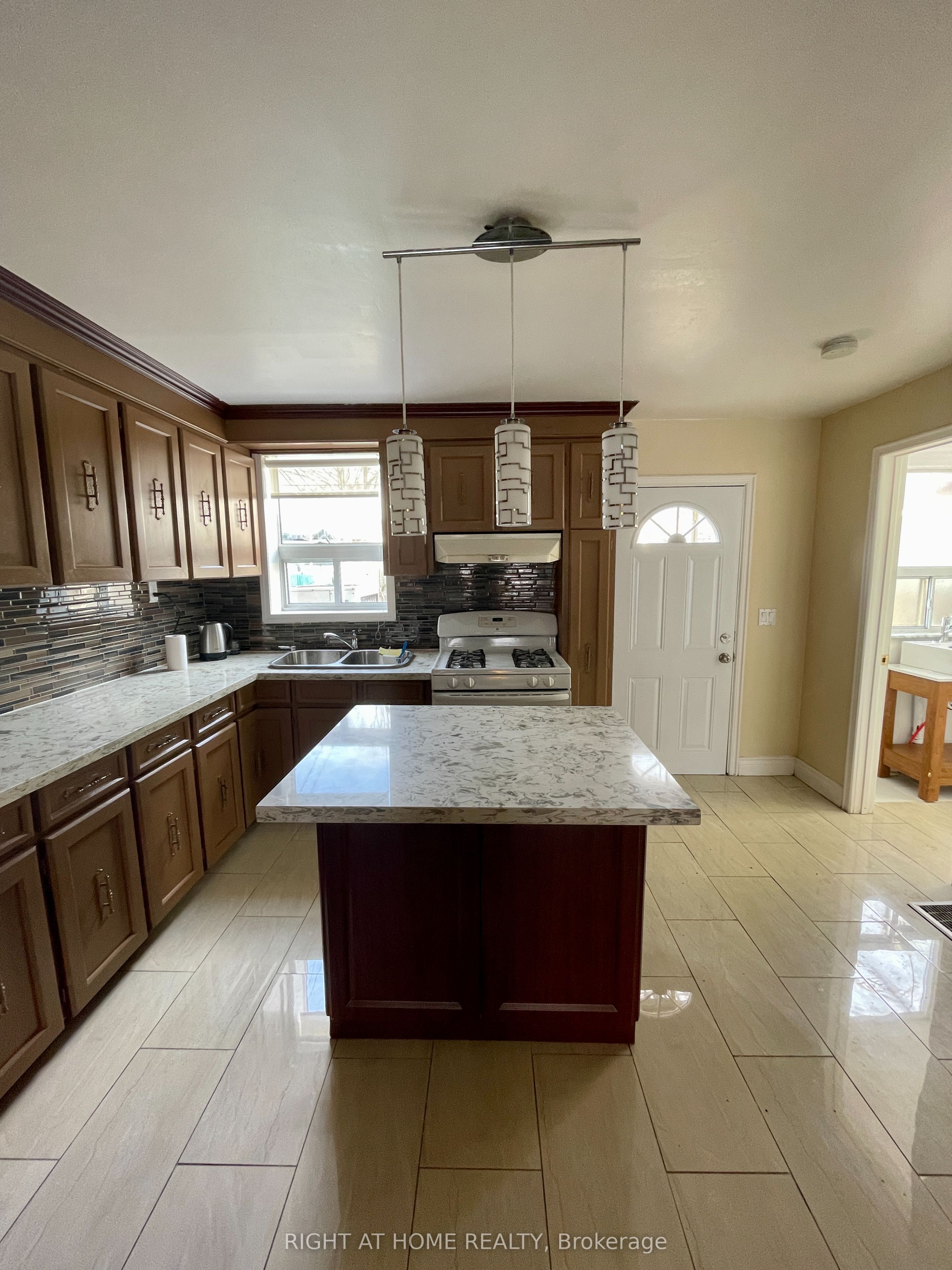 693 Ossington Avenue, Toronto, ON M6G 3T6