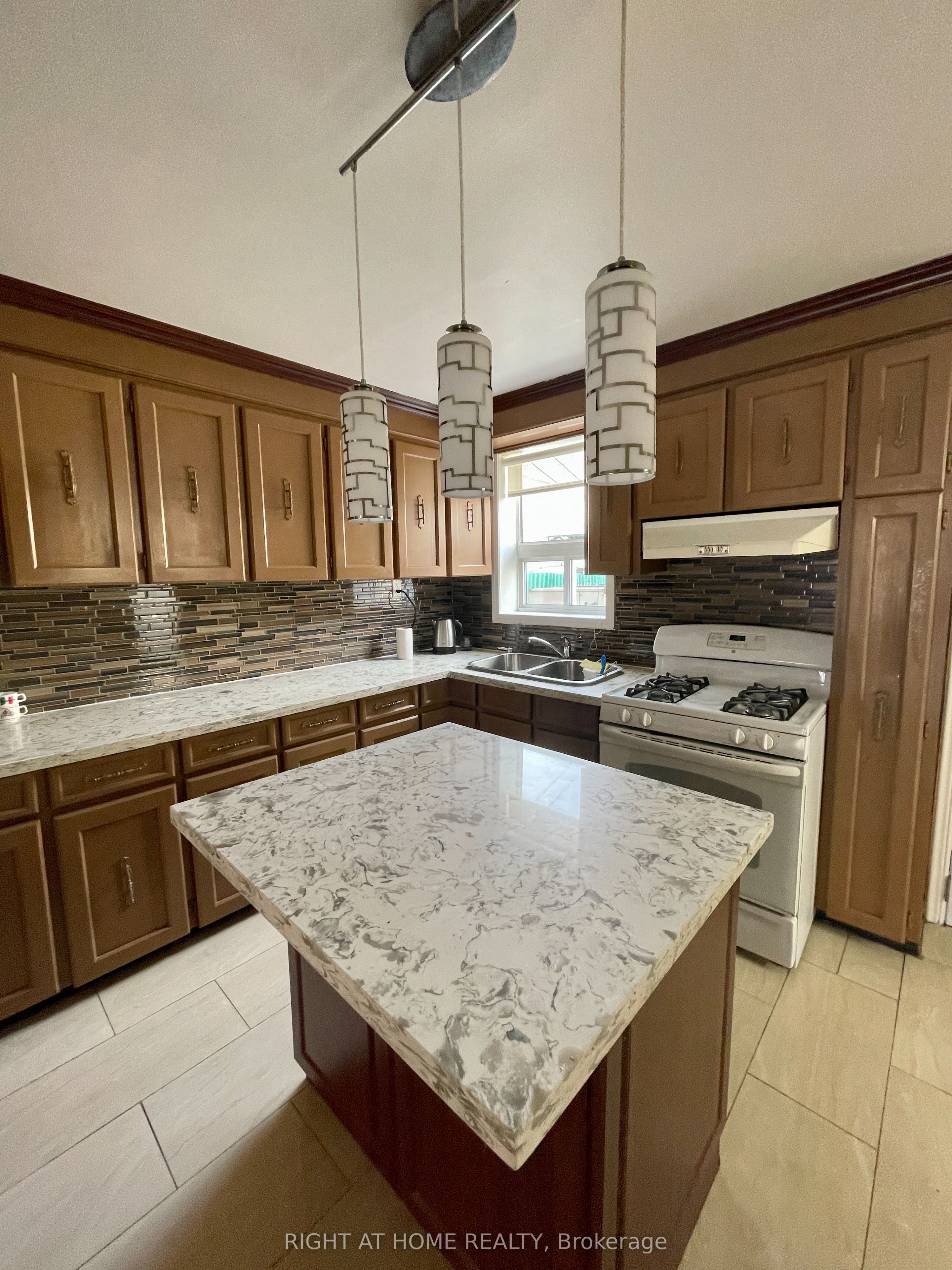 693 Ossington Avenue, Toronto, ON M6G 3T6 photo 2