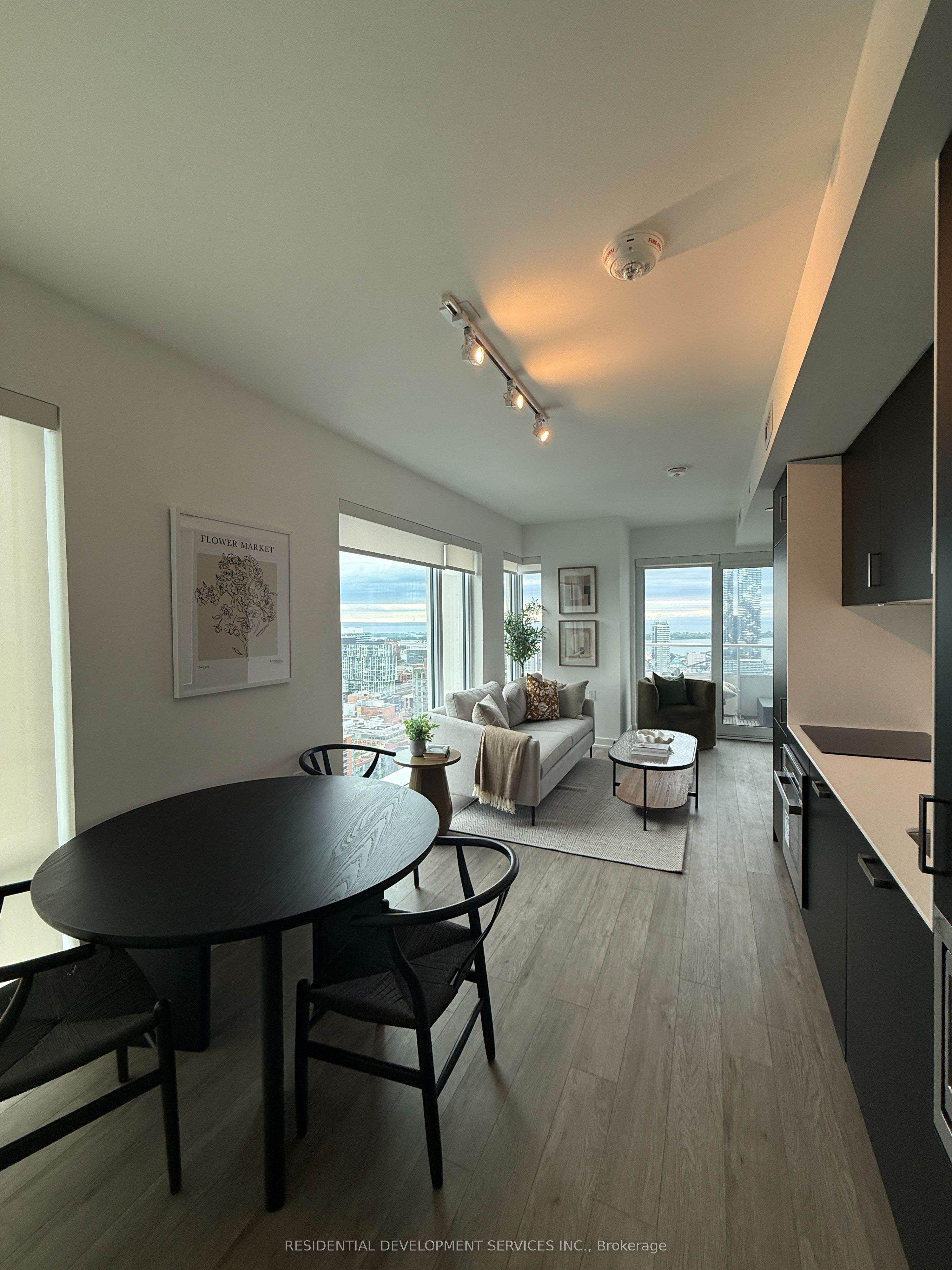 88 Queen Street 3703, Toronto, ON M5C 0B6 photo 2