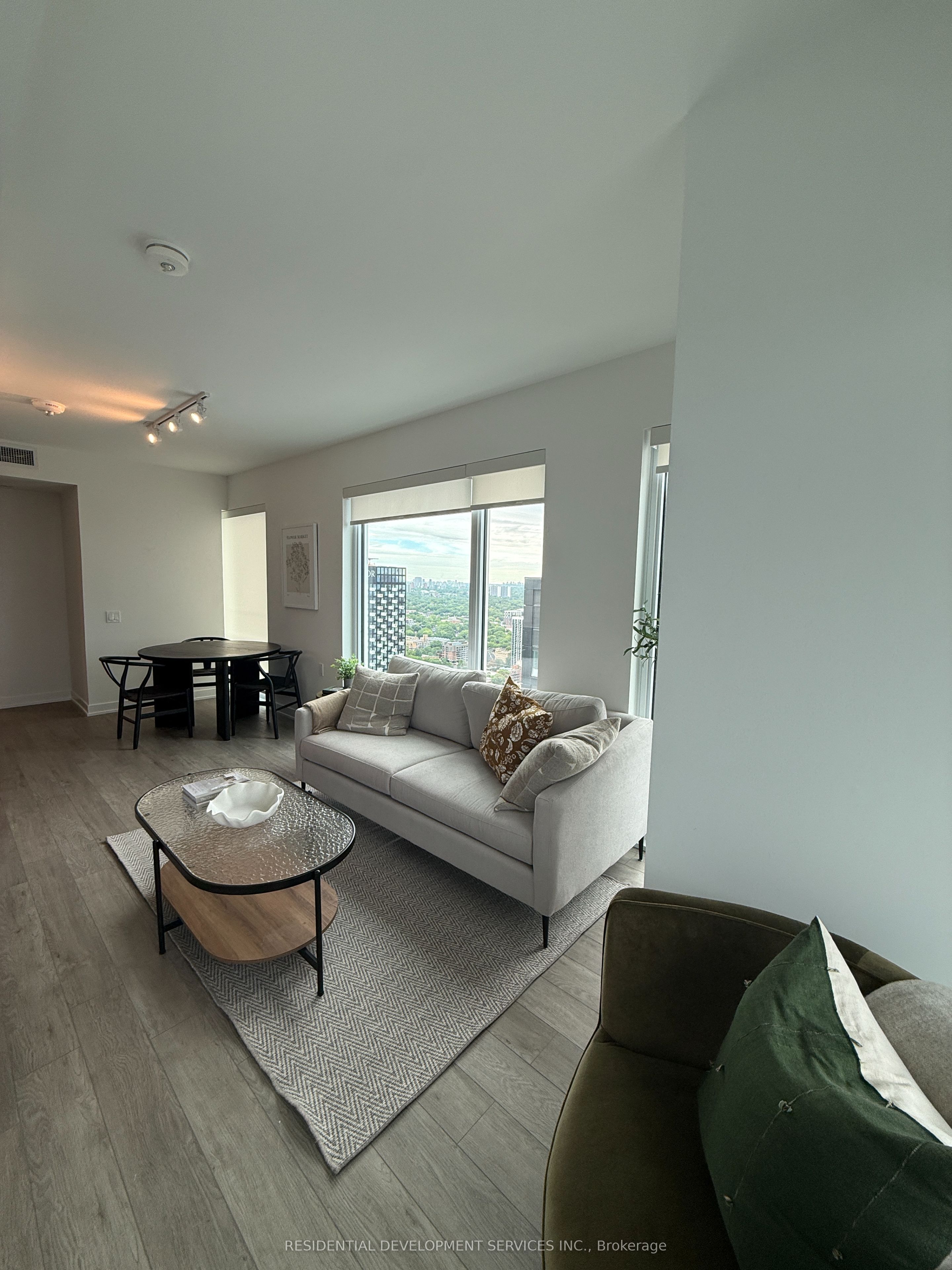 88 Queen Street 3703, Toronto, ON M5C 0B6 photo 3