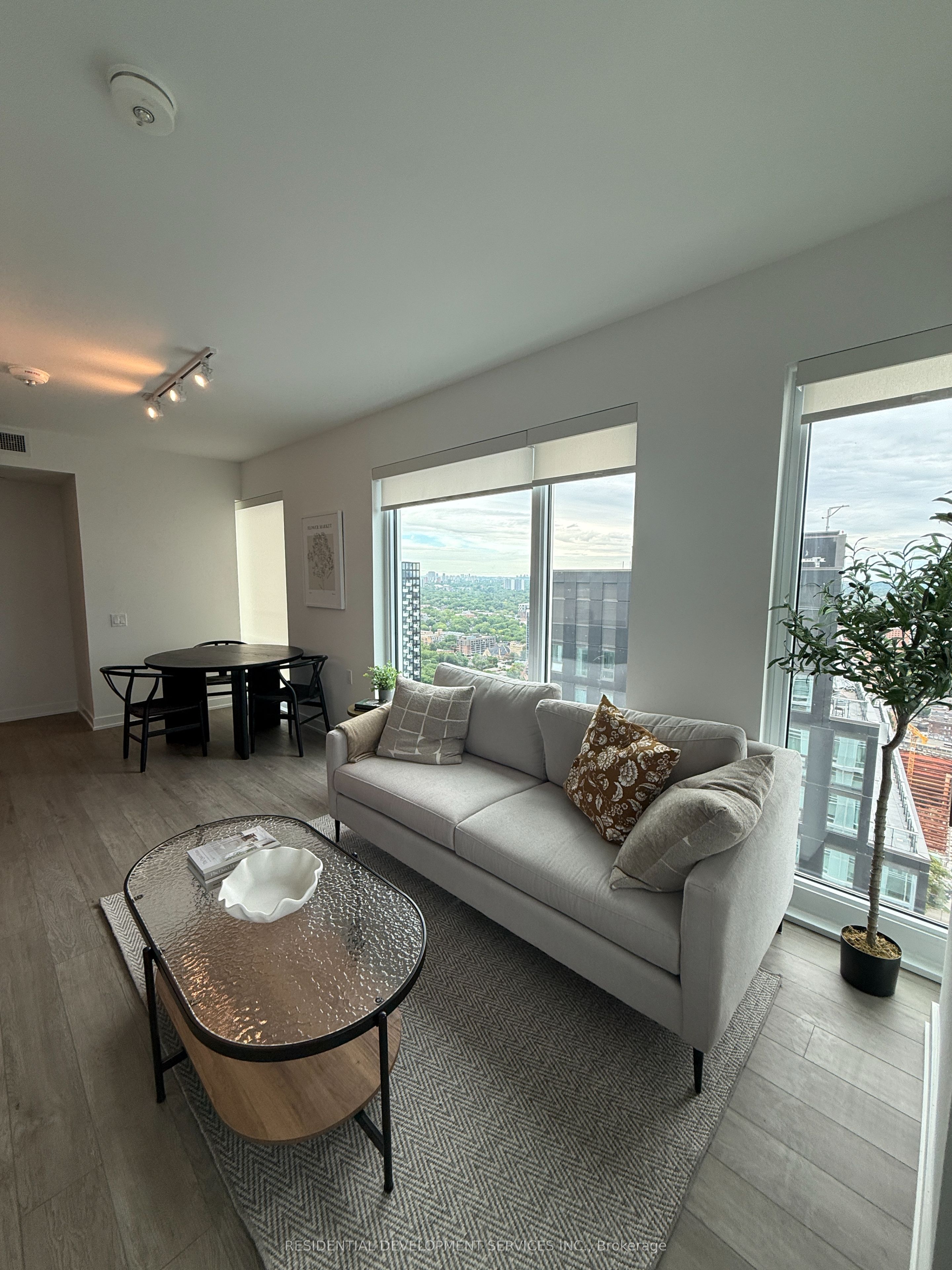 88 Queen Street 3703, Toronto, ON M5C 0B6 photo 4