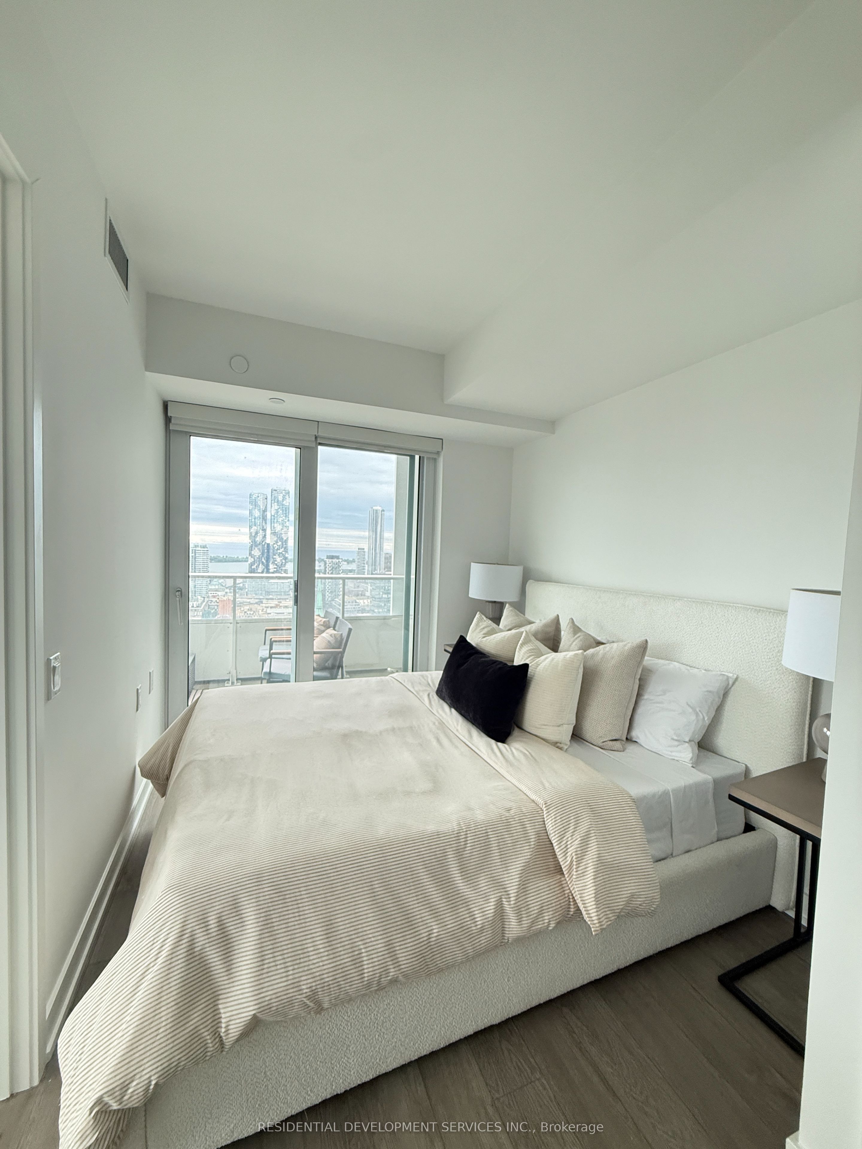88 Queen Street 3703, Toronto, ON M5C 0B6 photo 5