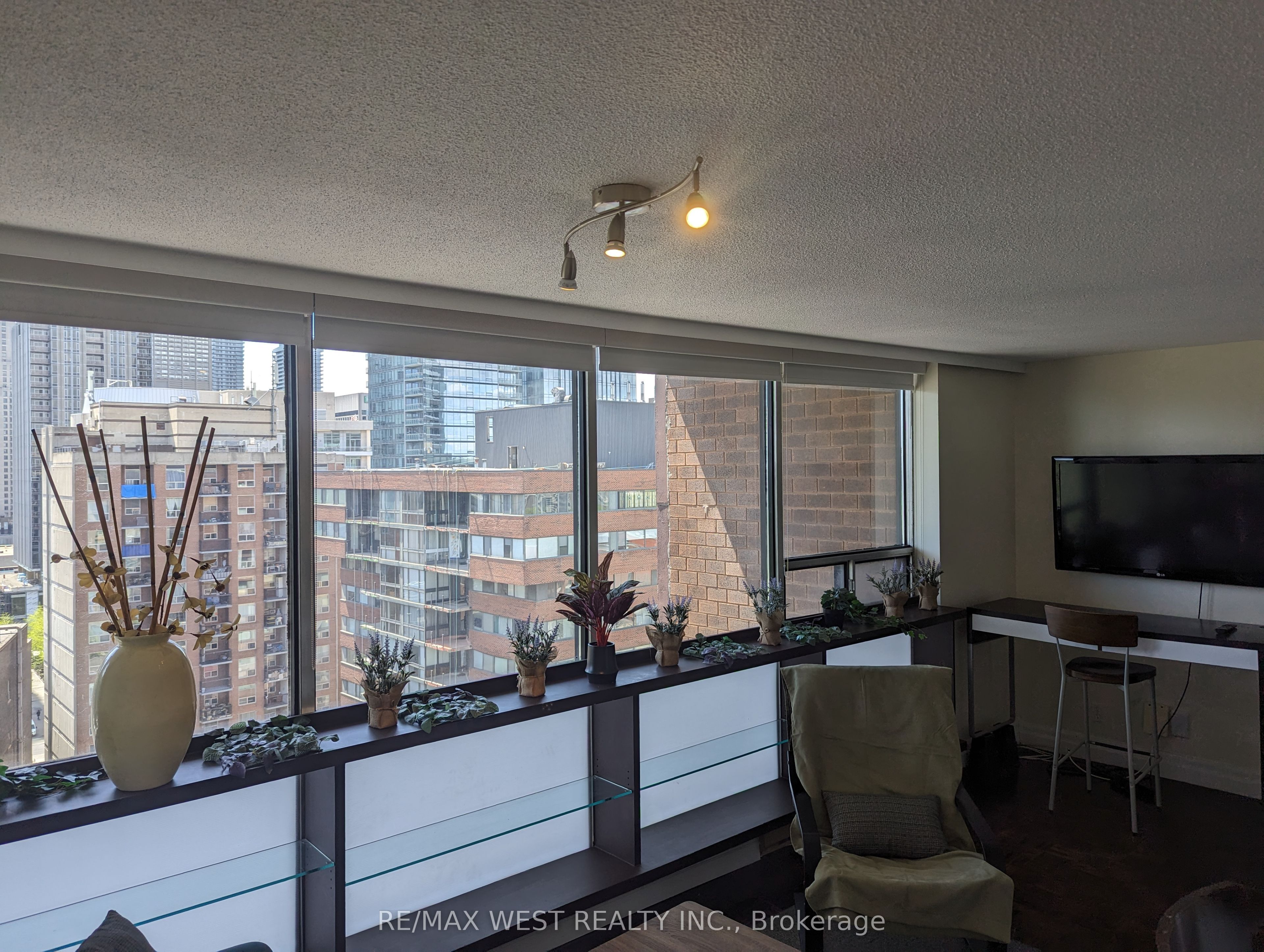 914 Yonge Street 1206, Toronto, ON M4W 3C8 photo 4