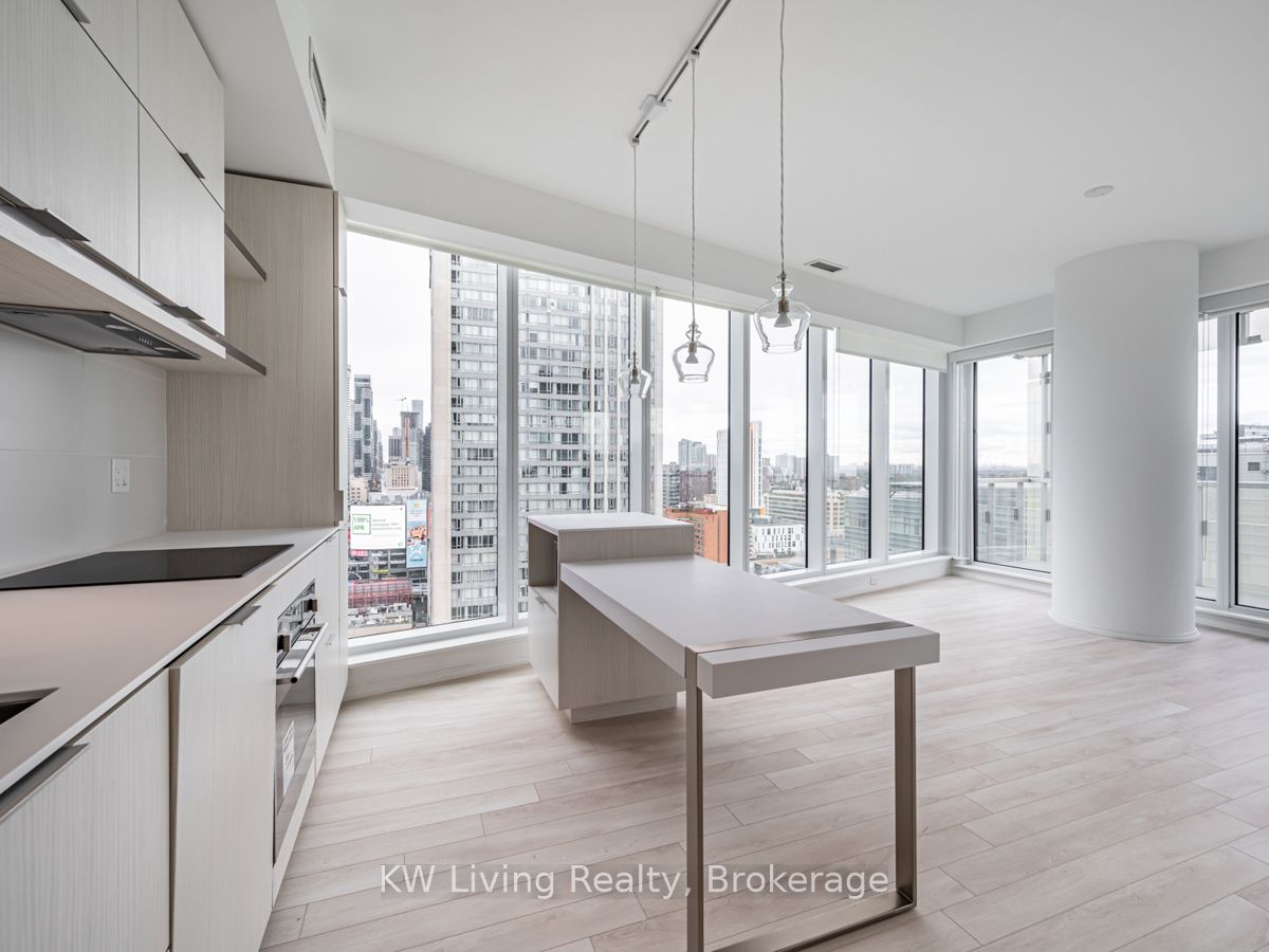 197 Yonge Street 2102, Toronto, ON M5B 0C1 photo 2