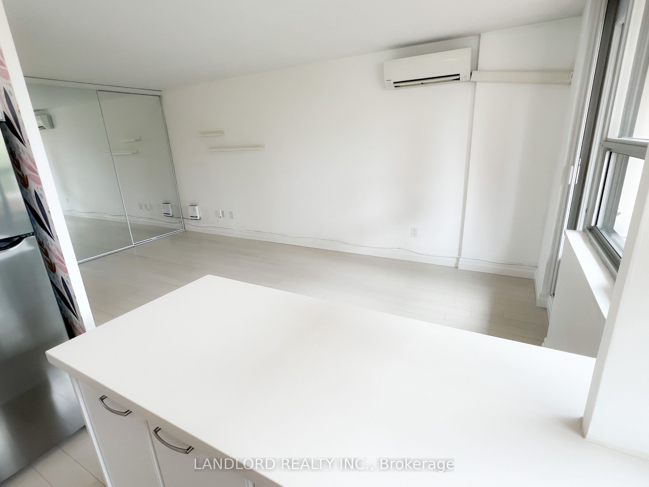 40 Homewood Avenue 811, Toronto, ON M4Y 2K2 photo 4