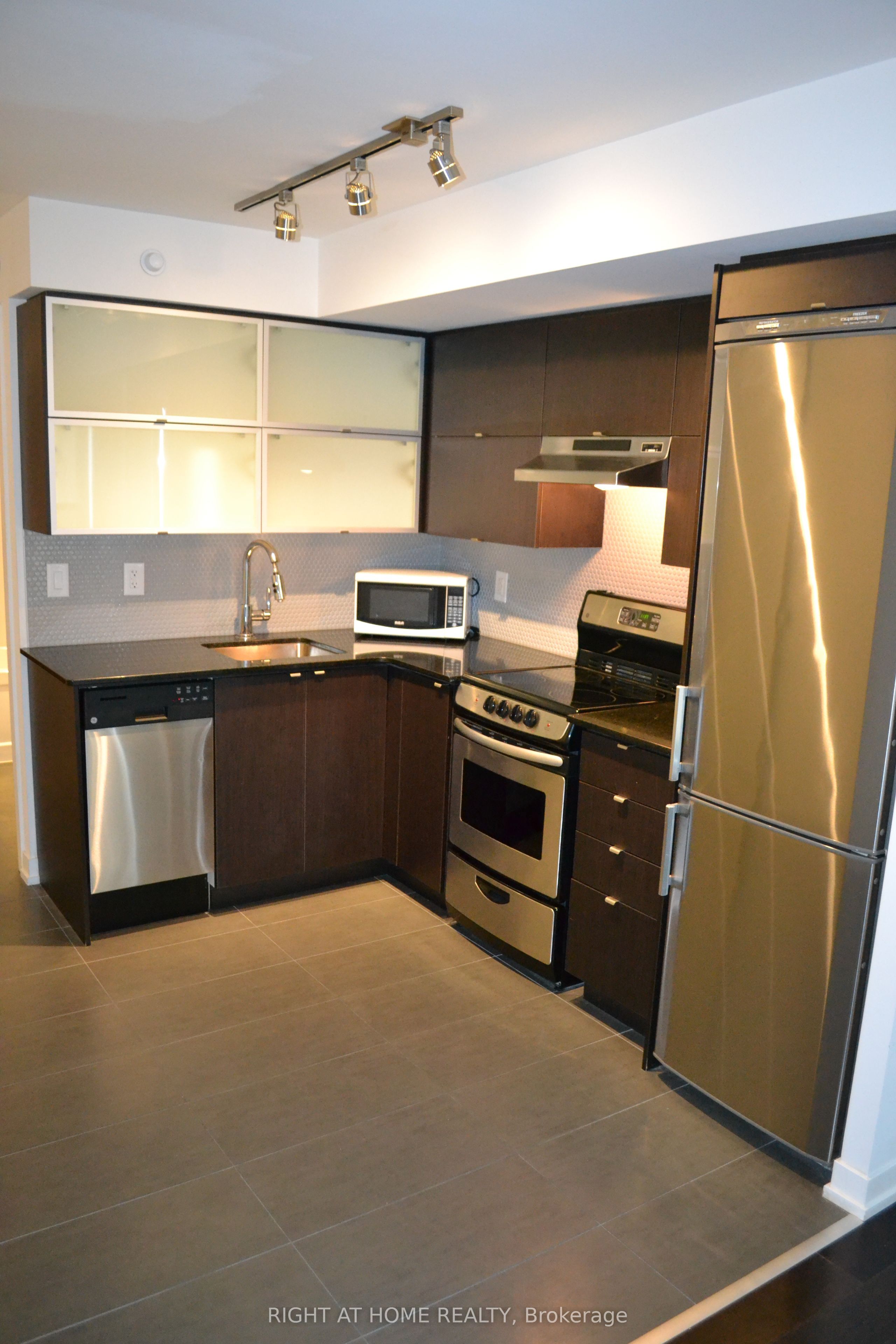 170 Fort York Boulevard 207, Toronto, ON M5V 0E6 photo 4
