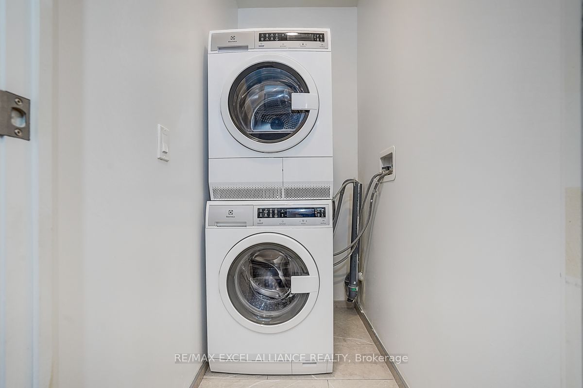 12 Bonnycastle Street 1005, Toronto, ON M5A 0C8 photo 4