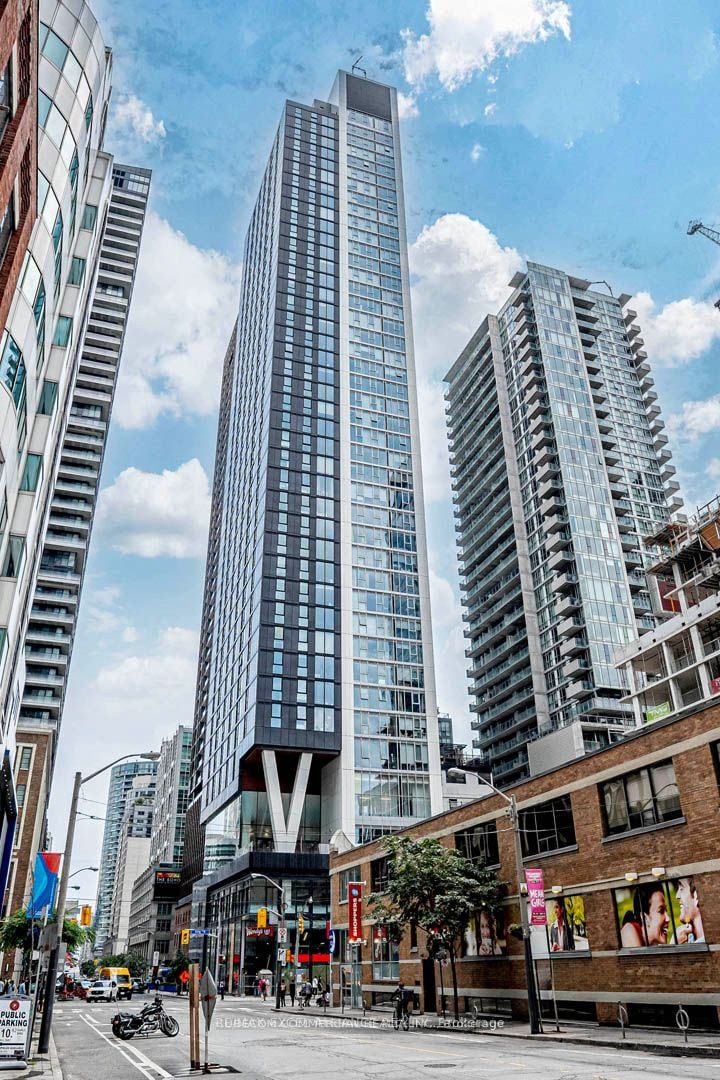 357 King Street W 1602, Toronto, ON M5V 0S7 photo 2