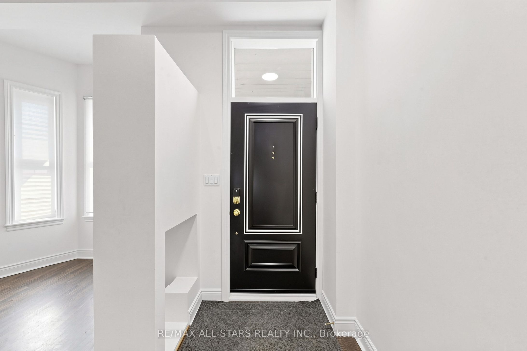 68 Macpherson Avenue Main & Upper, Toronto, ON M5R 1W8 photo 3