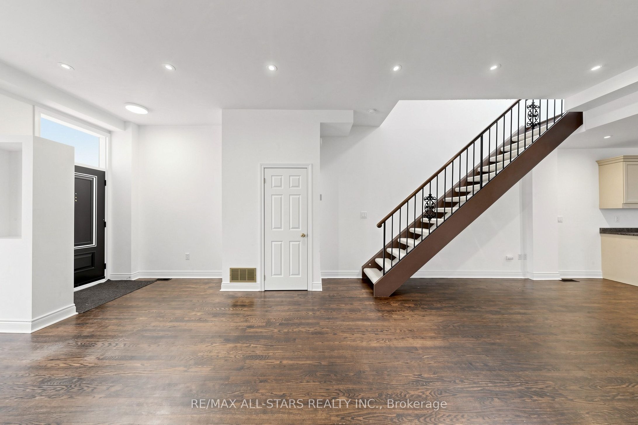 68 Macpherson Avenue Main & Upper, Toronto, ON M5R 1W8 photo 5