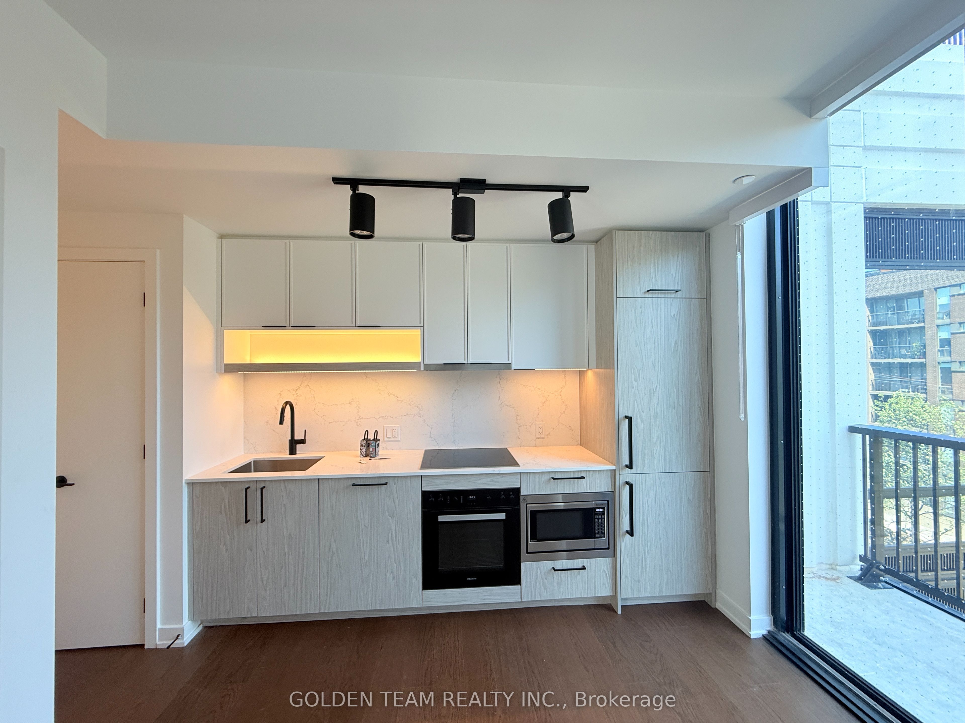 91 Montclair Avenue 727, Toronto, ON M5P 0B1 photo 2
