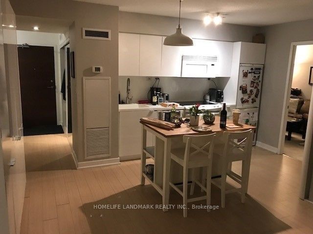 15 Iceboat Terrace 631, Toronto, ON M5V 4A5