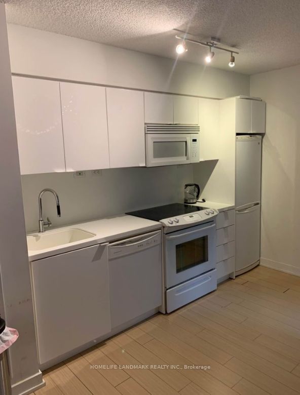 15 Iceboat Terrace 631, Toronto, ON M5V 4A5 photo 2