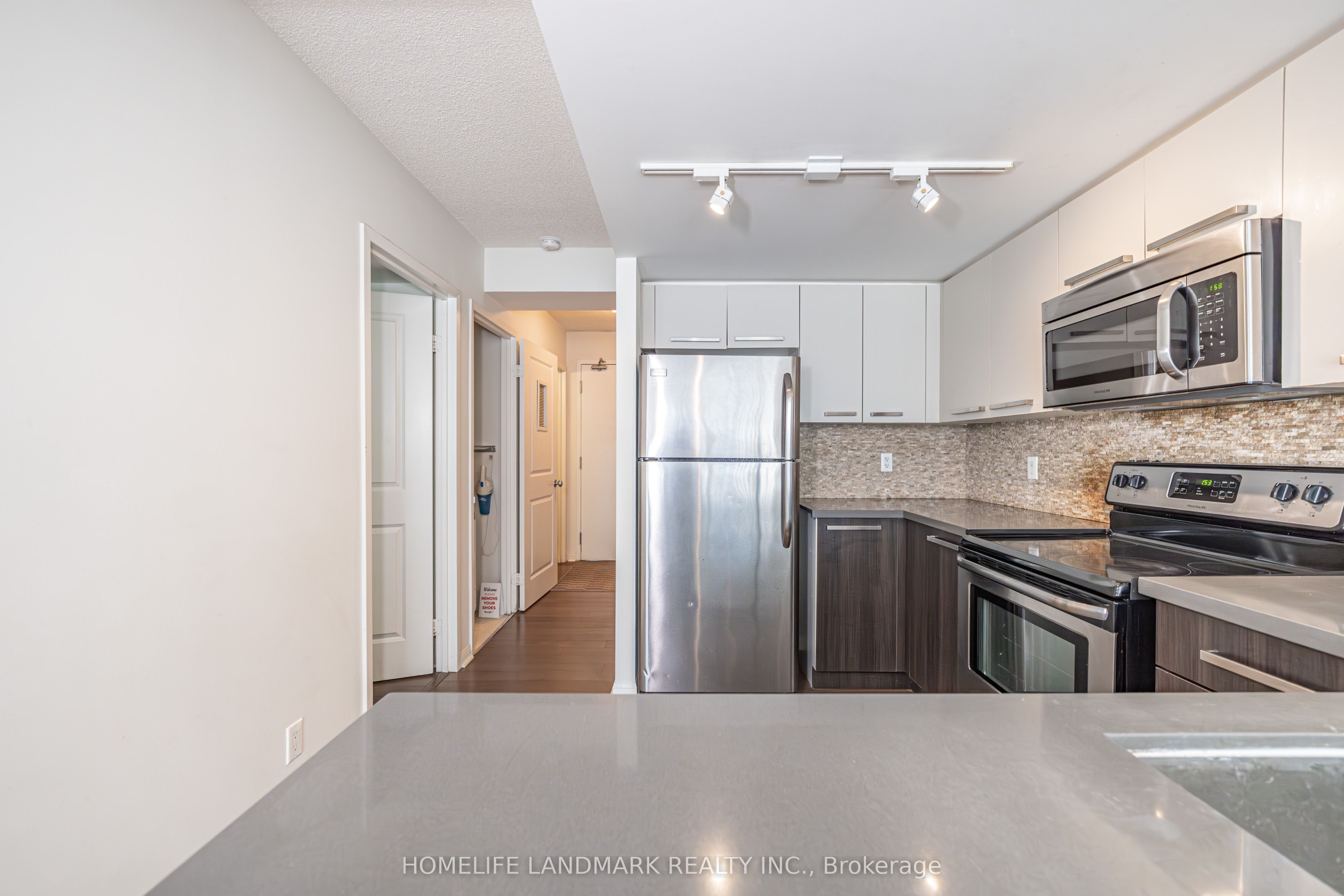 11 St Joseph Street 1802, Toronto, ON M4Y 3G4 photo 5