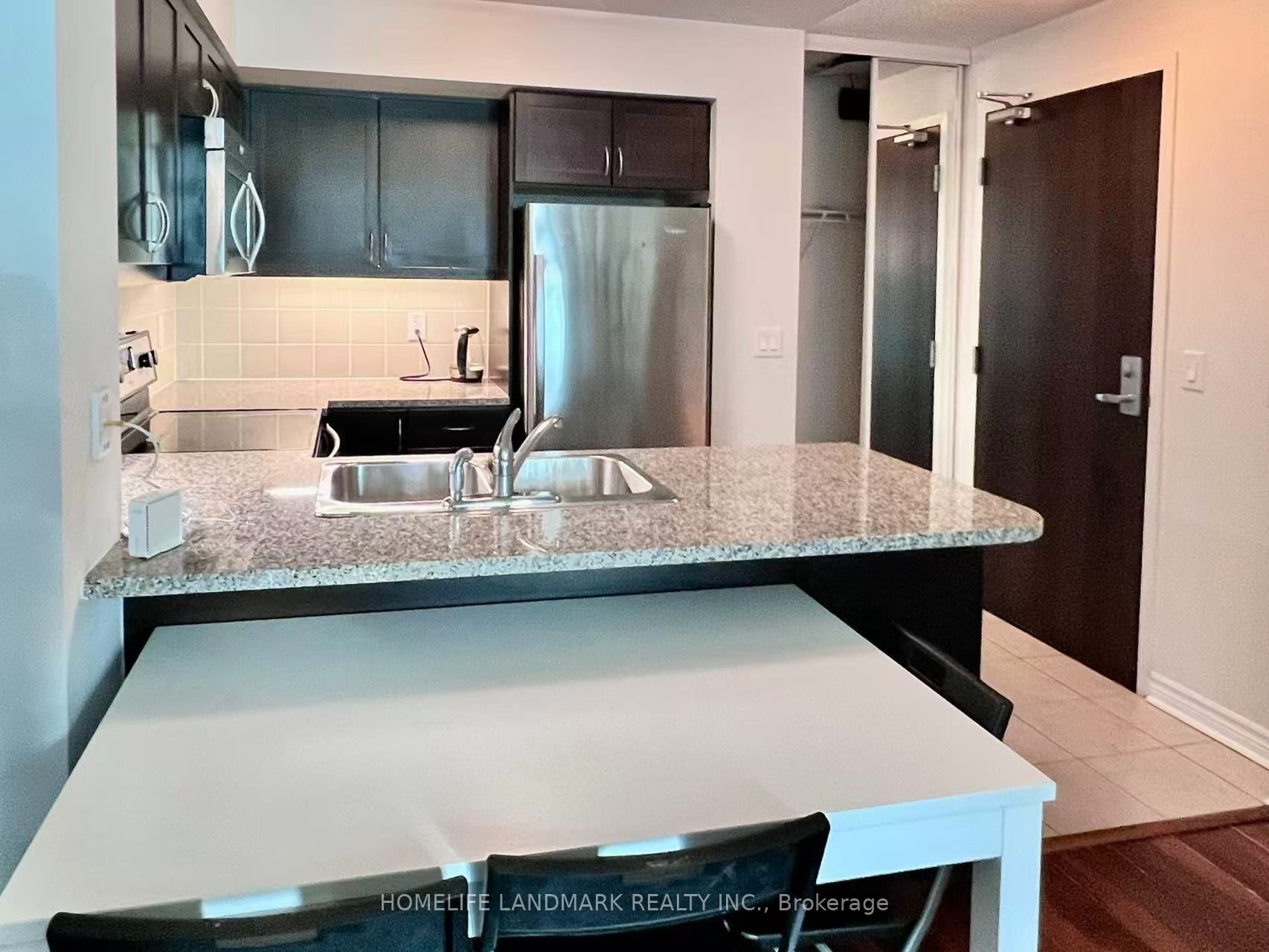 19 Grand Trunk Crescent 2107, Toronto, ON M5J 3A3 photo 2