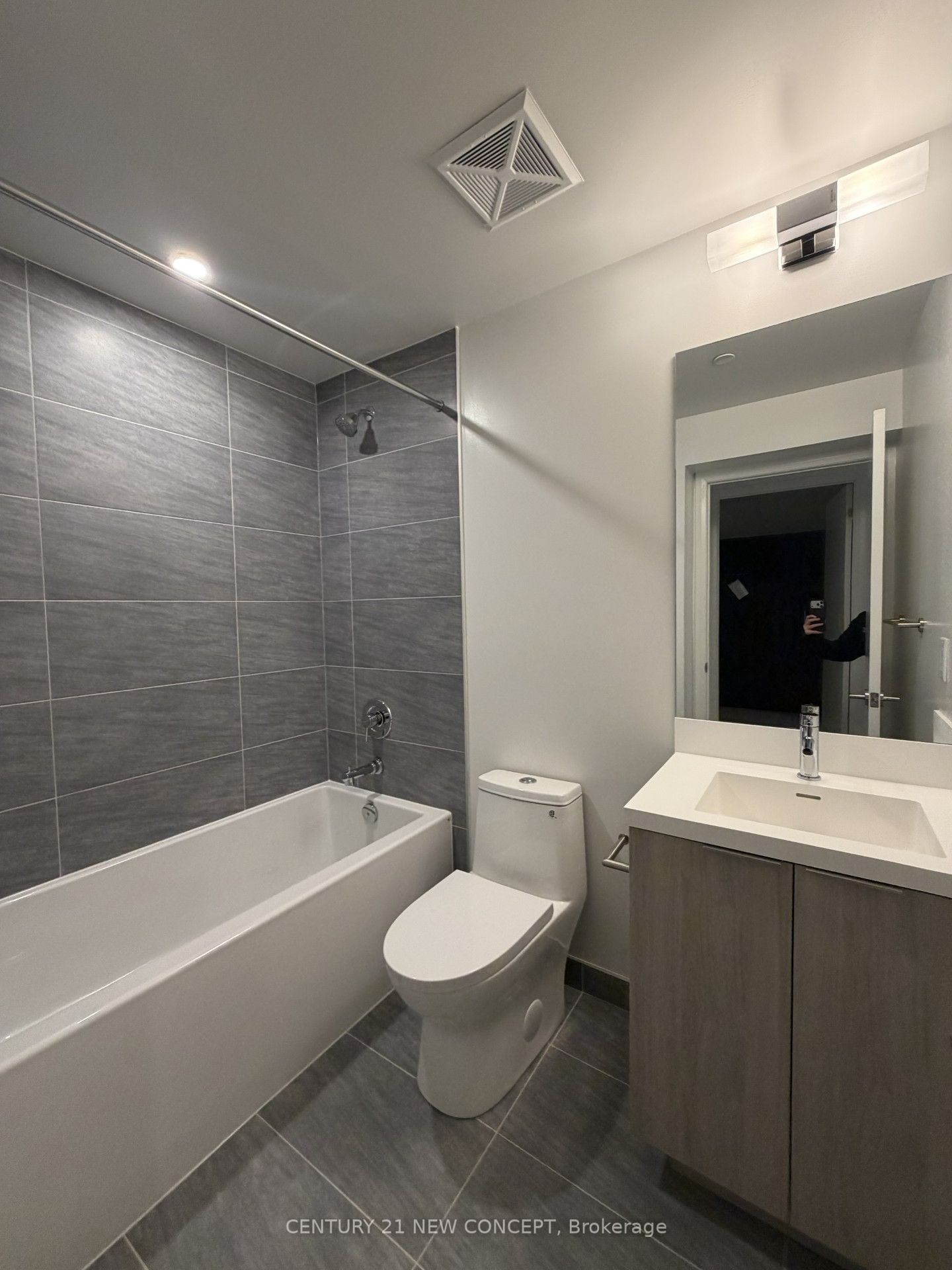 400 King Street W 812, Toronto, ON M5V 0X8