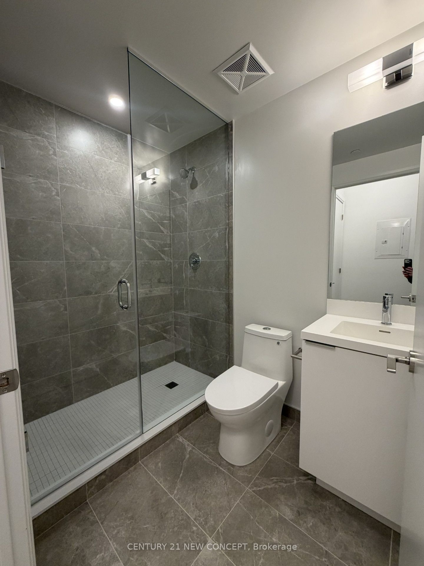 400 King Street W 812, Toronto, ON M5V 0X8 photo 3