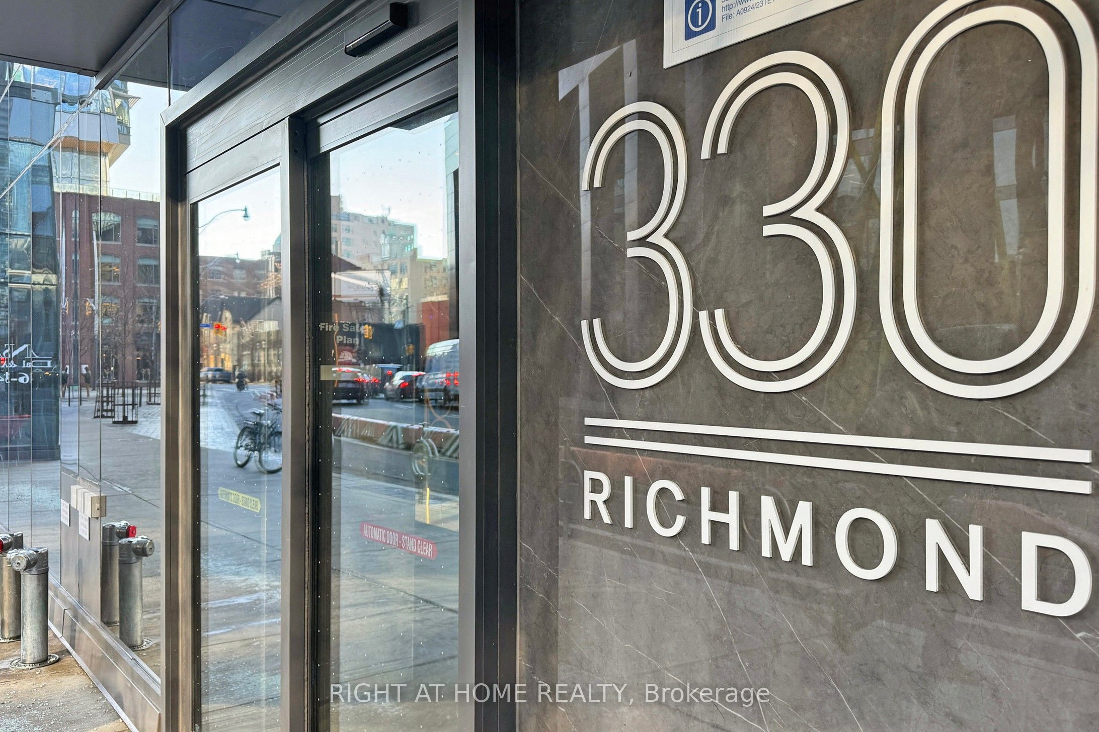 330 Richmond Street W 209, Toronto, ON M5V 0M4 photo 2