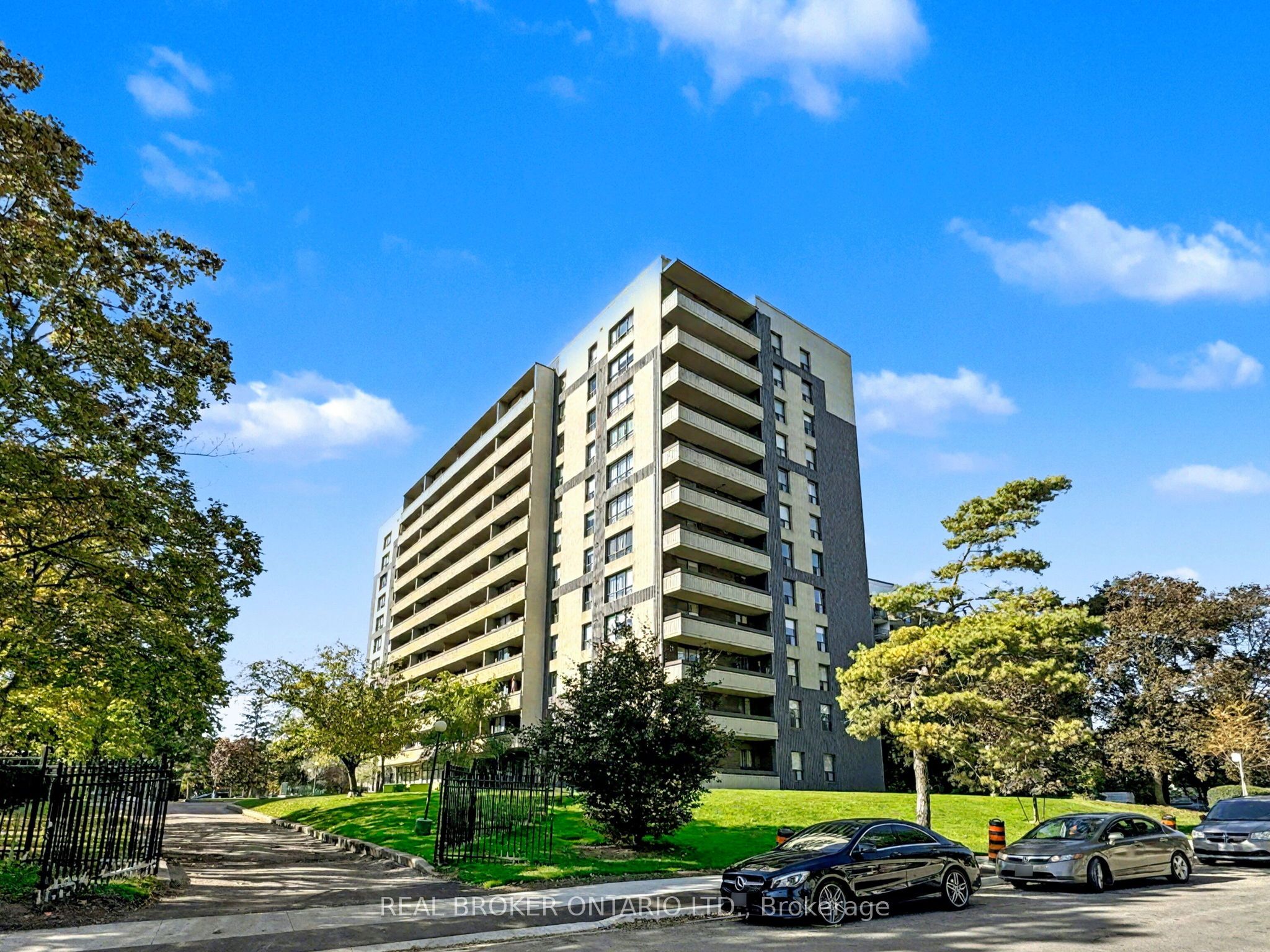 100 Canyon Avenue, Toronto, ON M3H 5T9 photo 2
