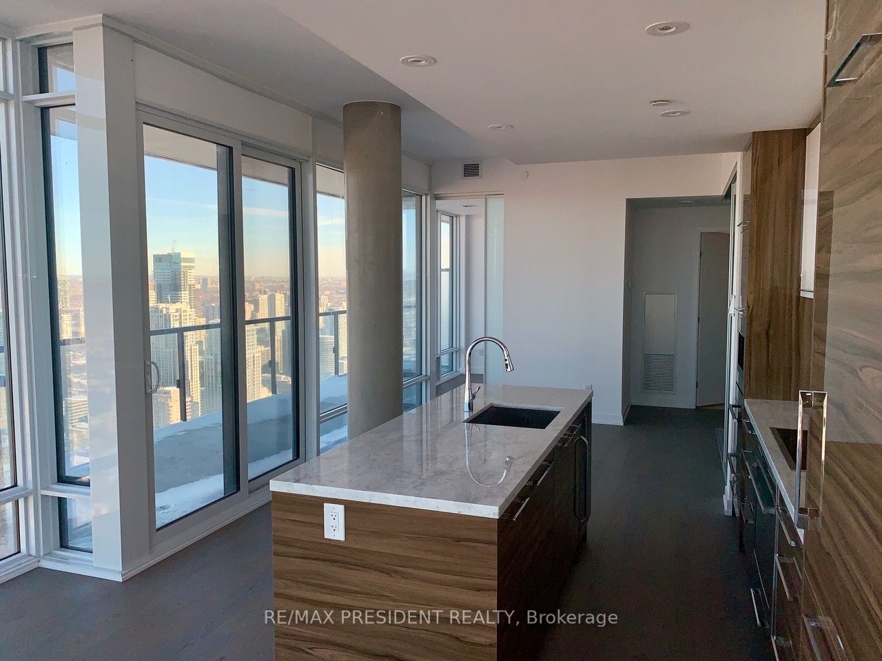 488 University Avenue 5216, Toronto, ON M5G 0C1 photo 2