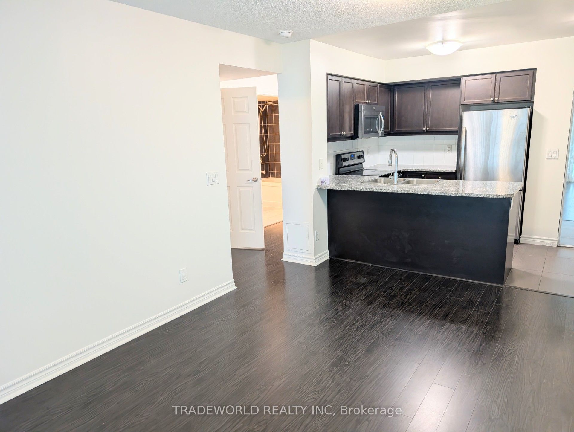 19 Grand Trunk Crescent 907, Toronto, ON M5J 3A3 photo 3